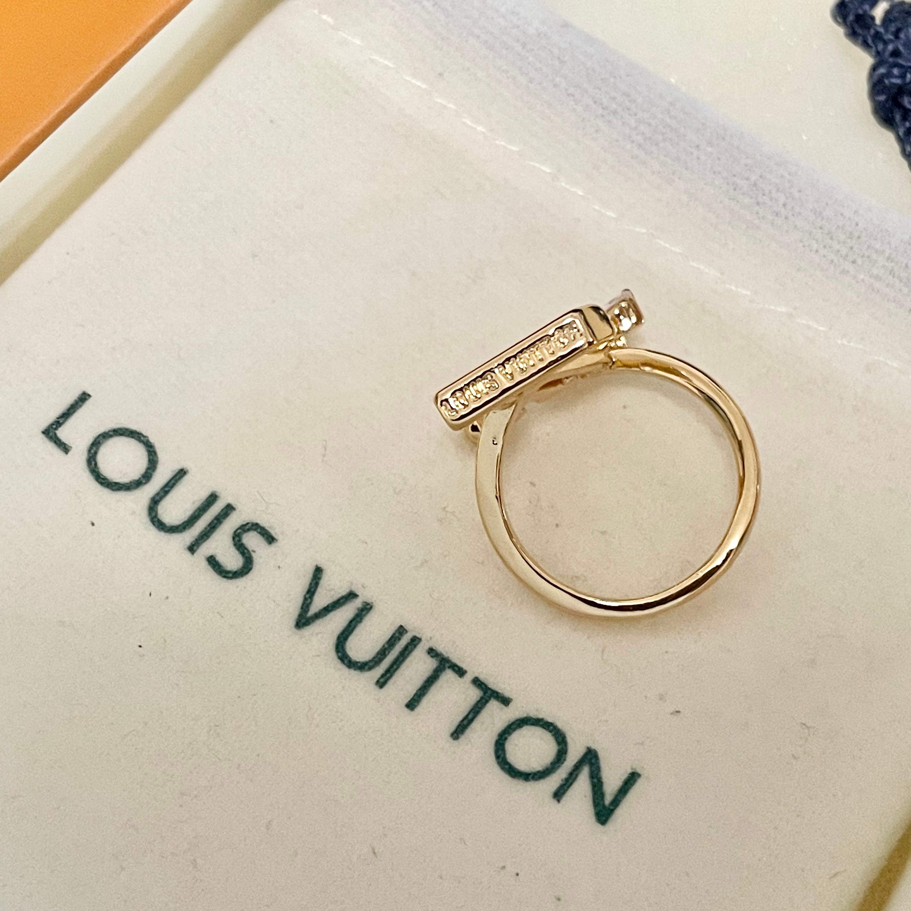 新款 奢侈 👑LV 路易威登  戒指💍 超美的进口字母镶钻戒指 一款心动不如行动 设计精美 大方 独到可
