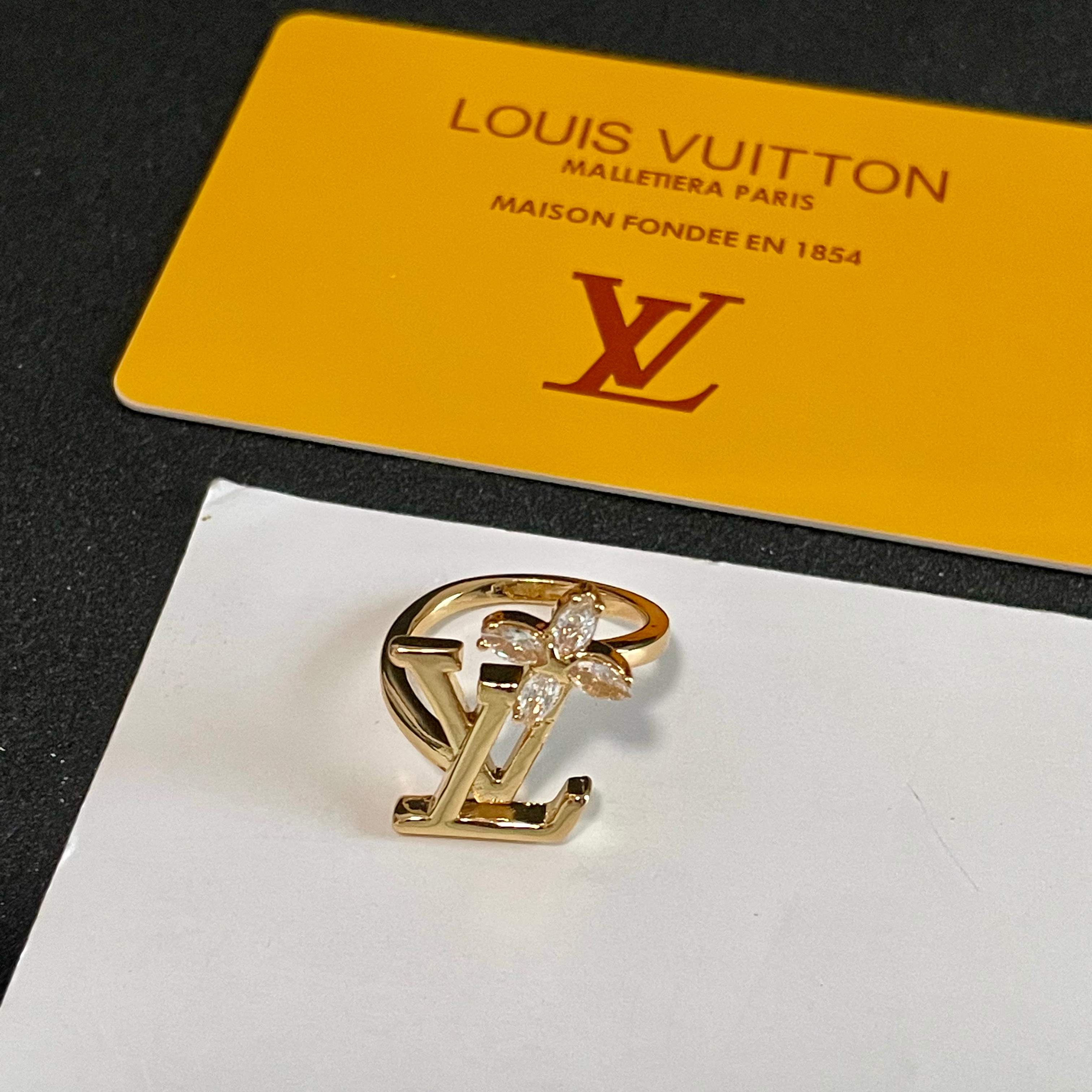 新款 奢侈 👑LV 路易威登  戒指💍 超美的进口字母镶钻戒指 一款心动不如行动 设计精美 大方 独到可