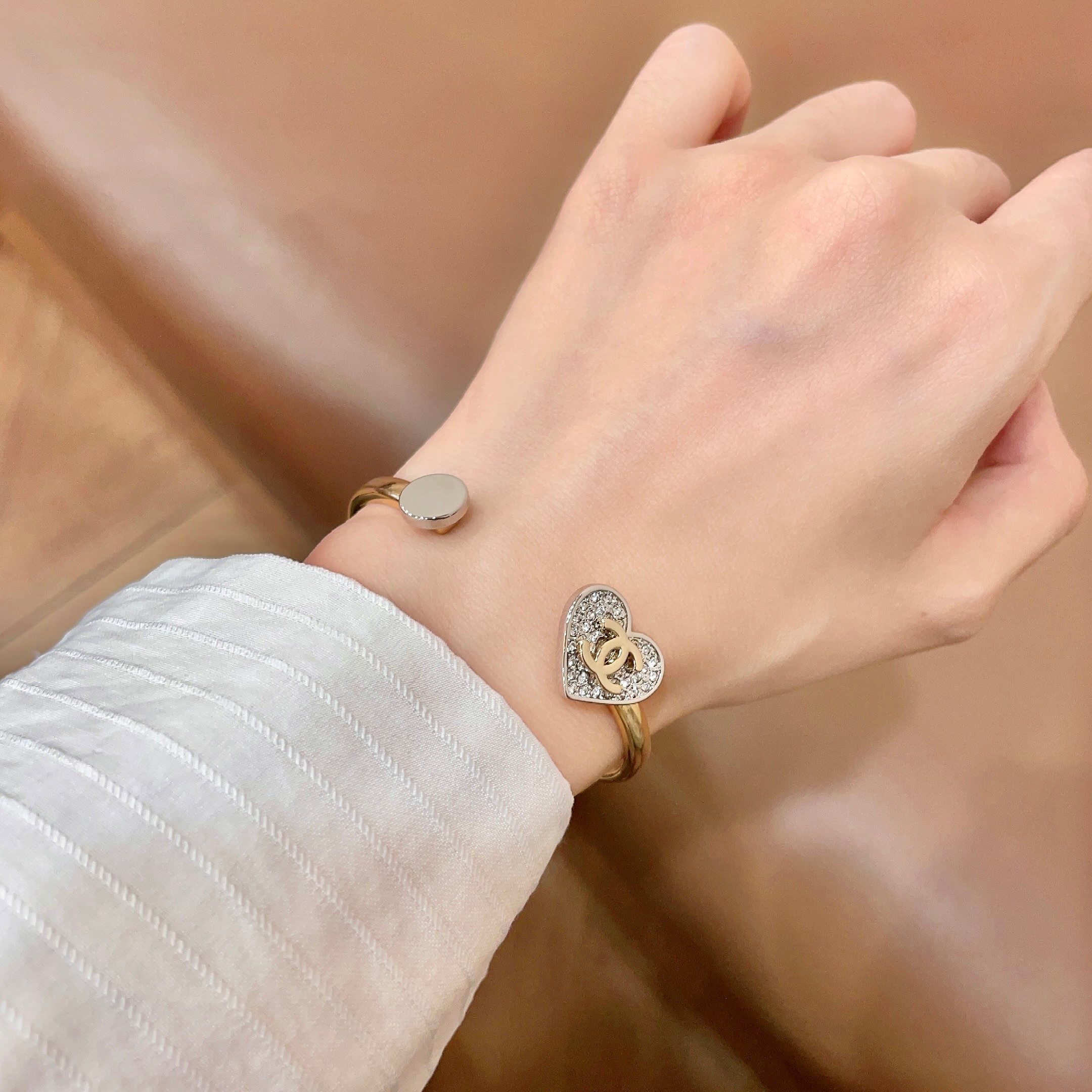 新款新款💥香奈儿双C字母手镯🍀🍀🍀超重工bling bling，颜色搭配得非常好高级感 💙女神气质高端 