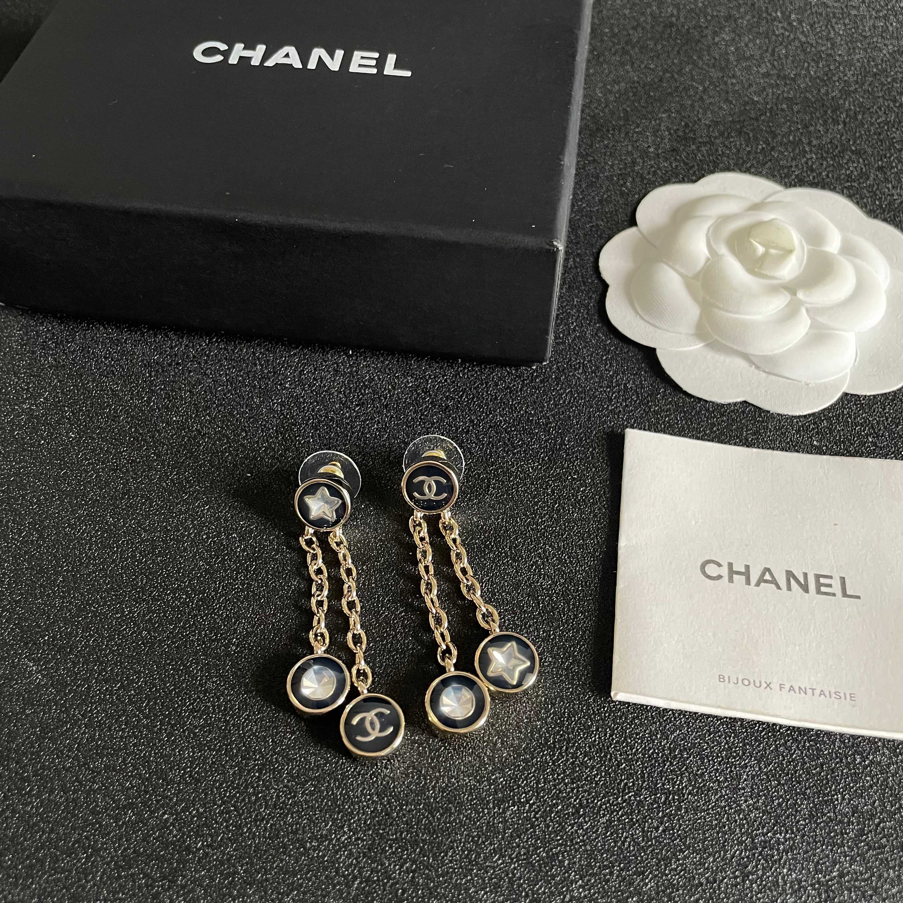 Chanel香奈儿 中古 双C耳钉👀小香家的款式真心无需多介绍😘🎶每一款都超好看，精致大方，非常显气质
