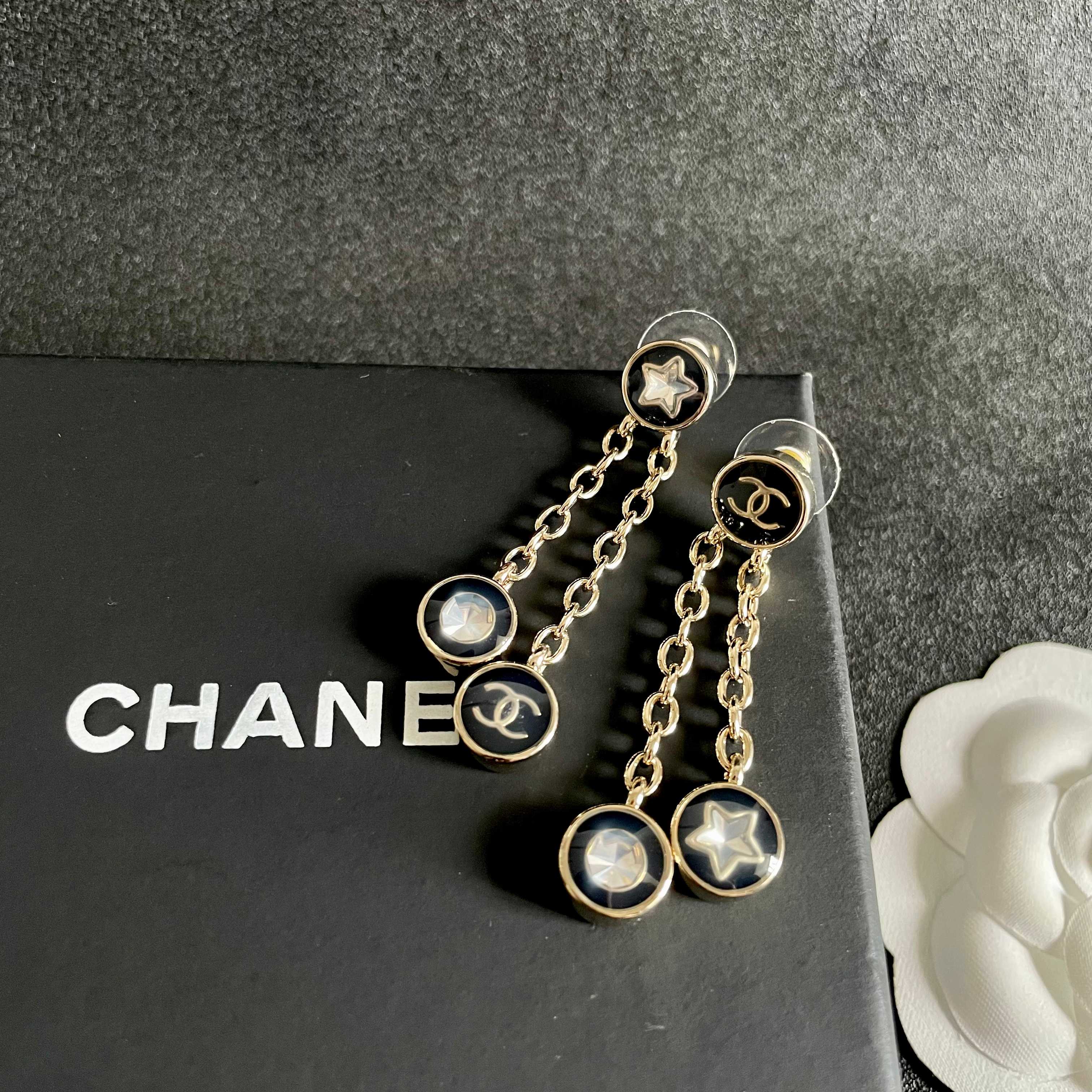 Chanel香奈儿 中古 双C耳钉👀小香家的款式真心无需多介绍😘🎶每一款都超好看，精致大方，非常显气质
