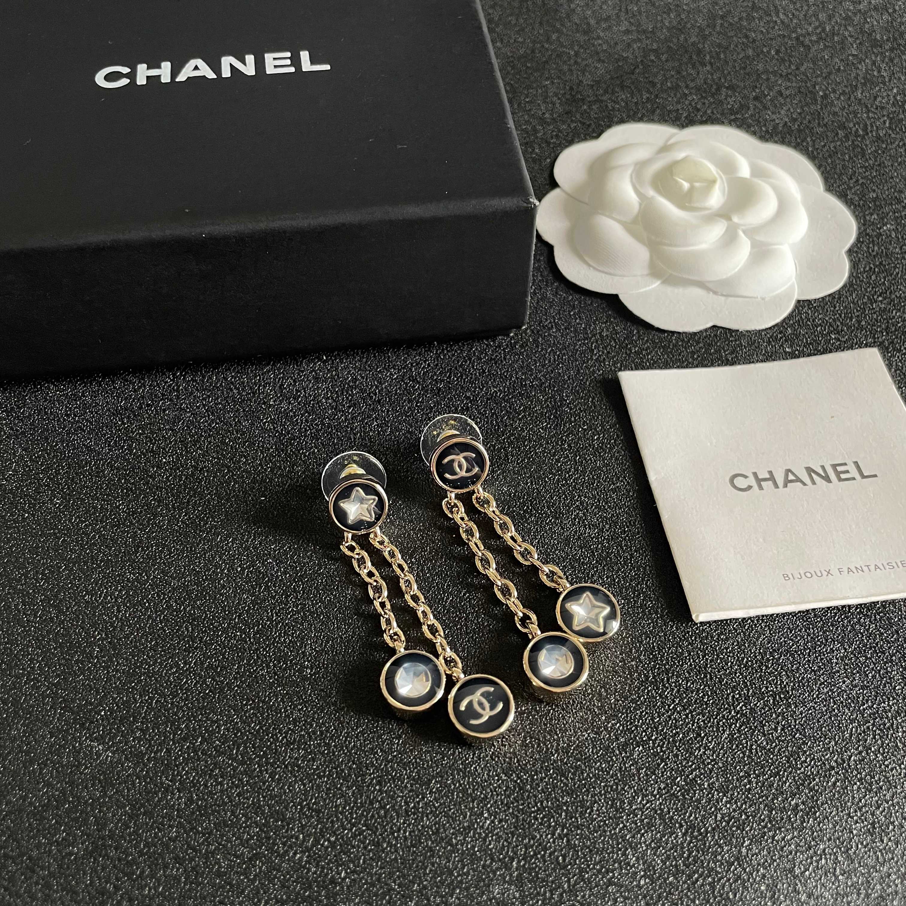 Chanel香奈儿 中古 双C耳钉👀小香家的款式真心无需多介绍😘🎶每一款都超好看，精致大方，非常显气质