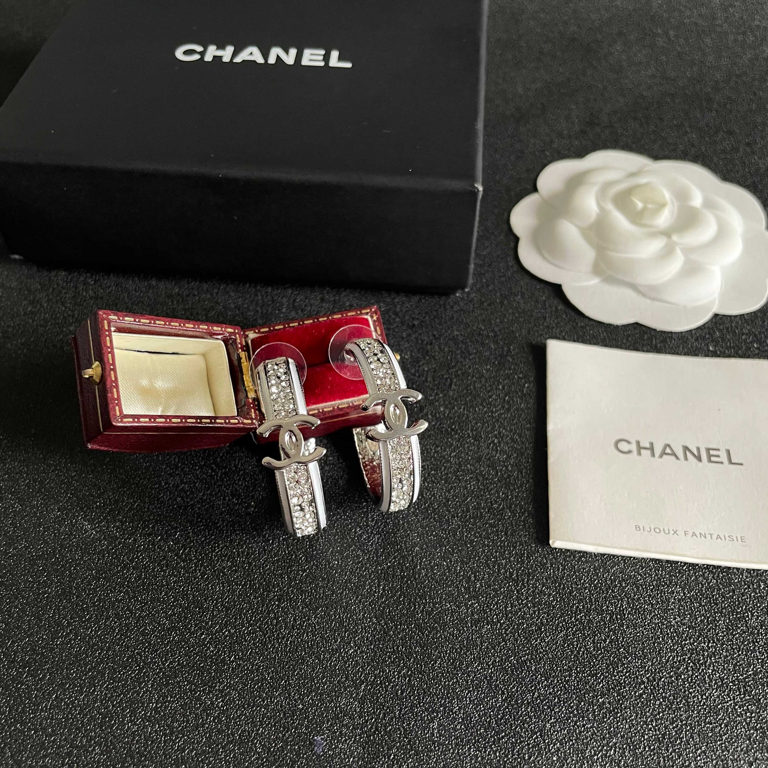 Chanel香奈儿 中古 双C耳钉👀小香家的款式真心无需多介绍😘🎶每一款都超好看，精致大方，非常显气质