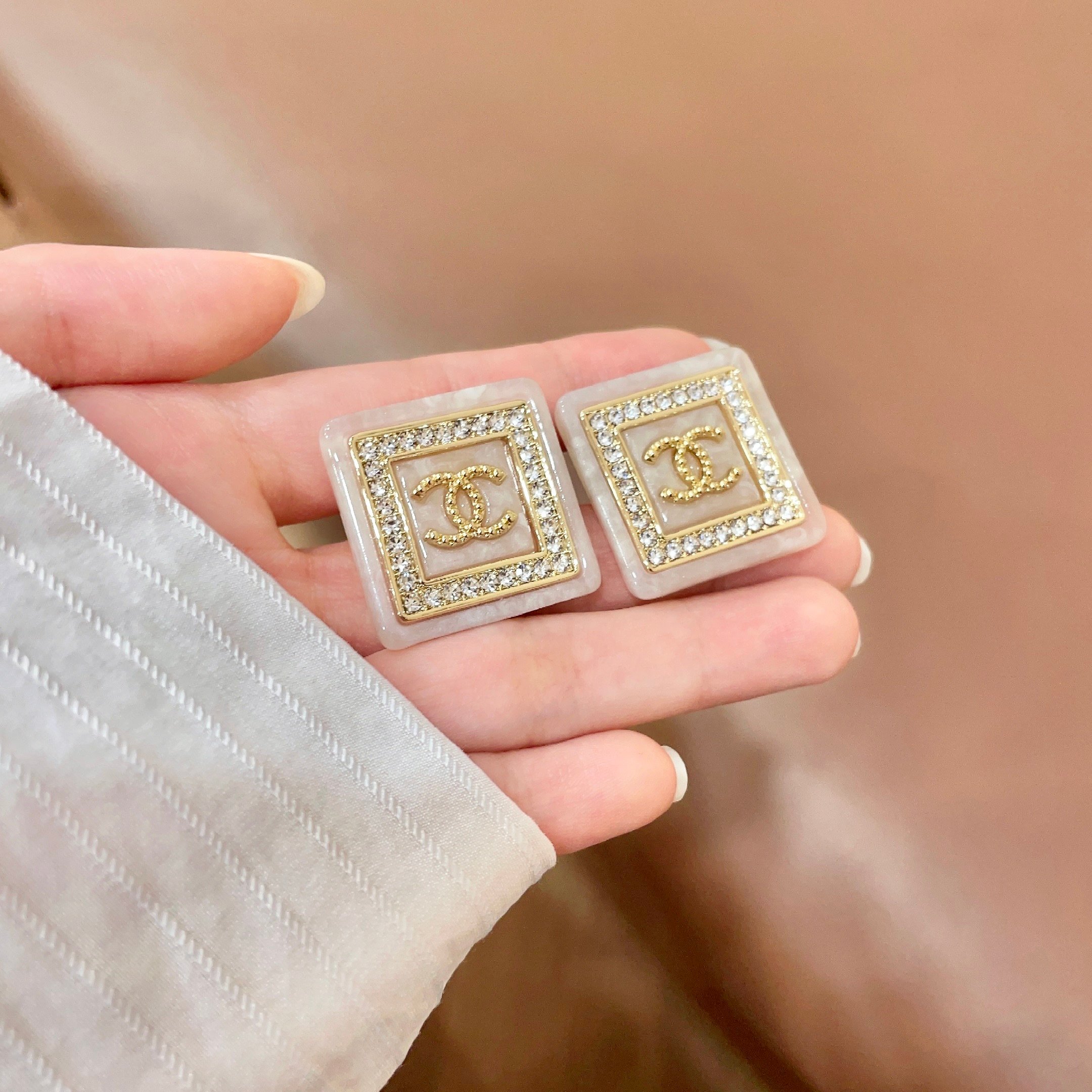 Chanel香奈儿 中古 双C耳钉👀小香家的款式真心无需多介绍😘🎶每一款都超好看，精致大方，非常显气质