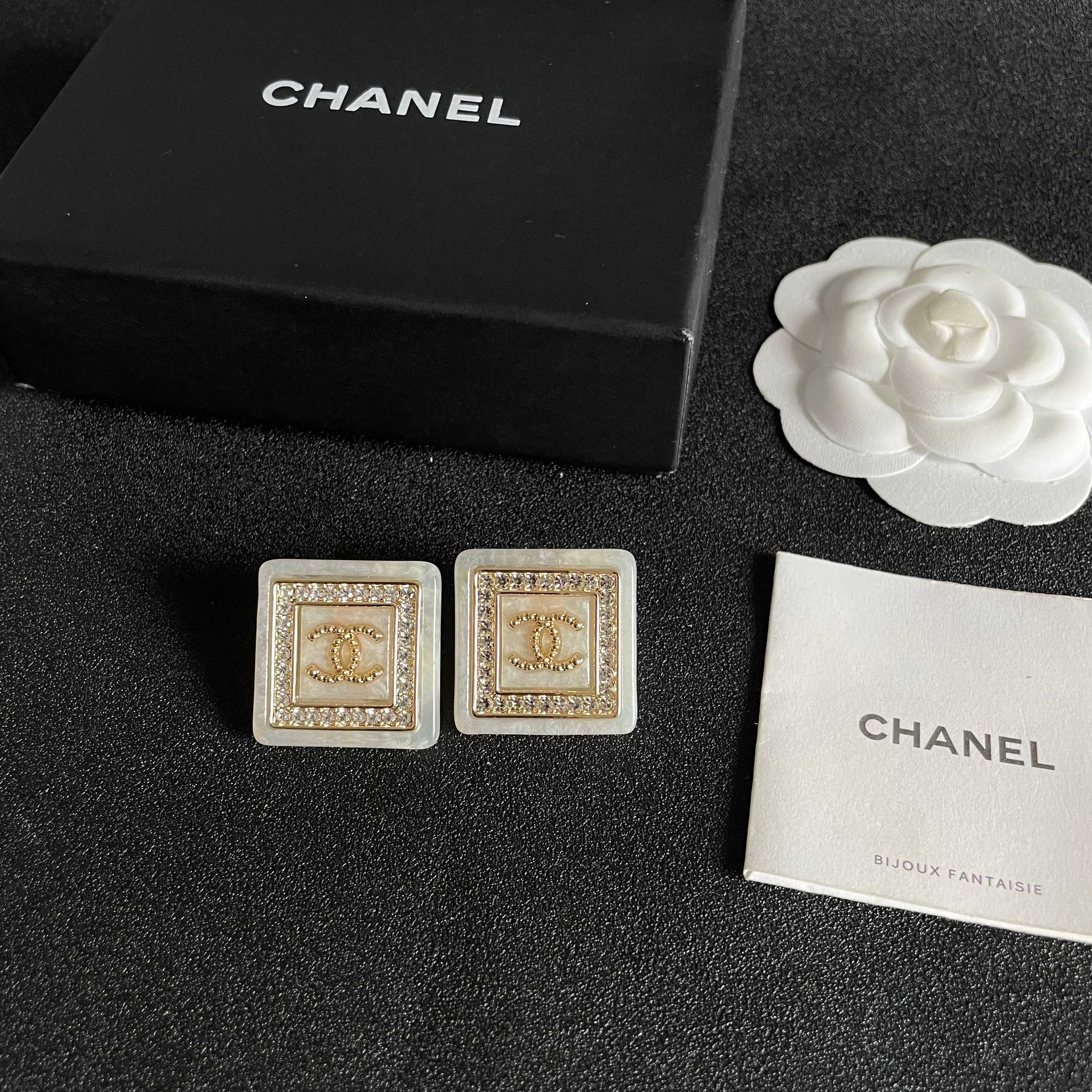 Chanel香奈儿 中古 双C耳钉👀小香家的款式真心无需多介绍😘🎶每一款都超好看，精致大方，非常显气质