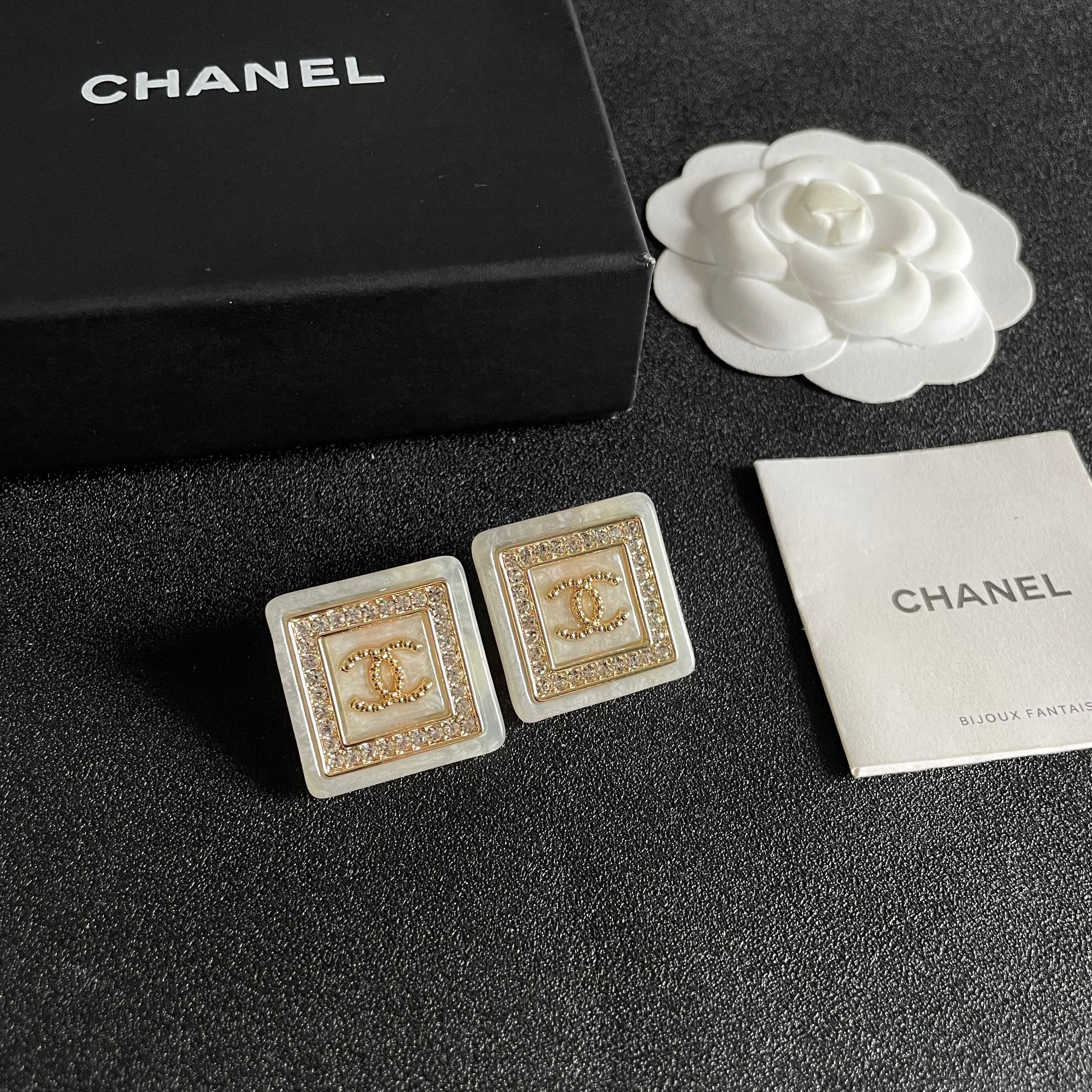 Chanel香奈儿 中古 双C耳钉👀小香家的款式真心无需多介绍😘🎶每一款都超好看，精致大方，非常显气质