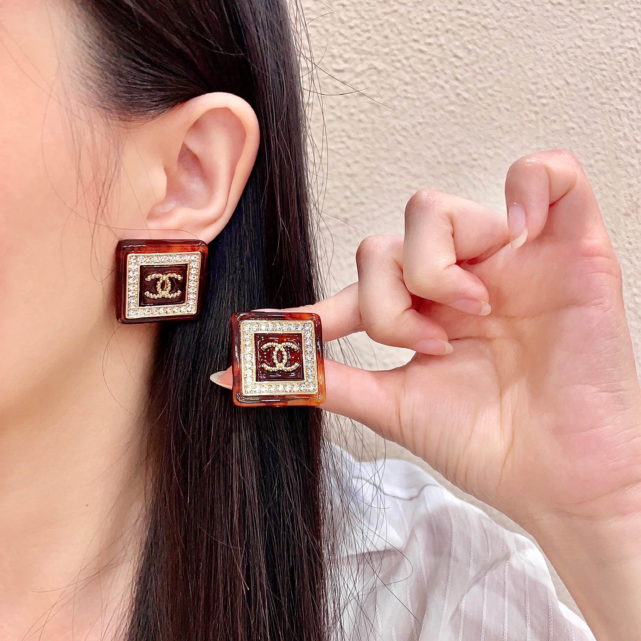 Chanel香奈儿 中古 双C耳钉👀小香家的款式真心无需多介绍😘🎶每一款都超好看，精致大方，非常显气质