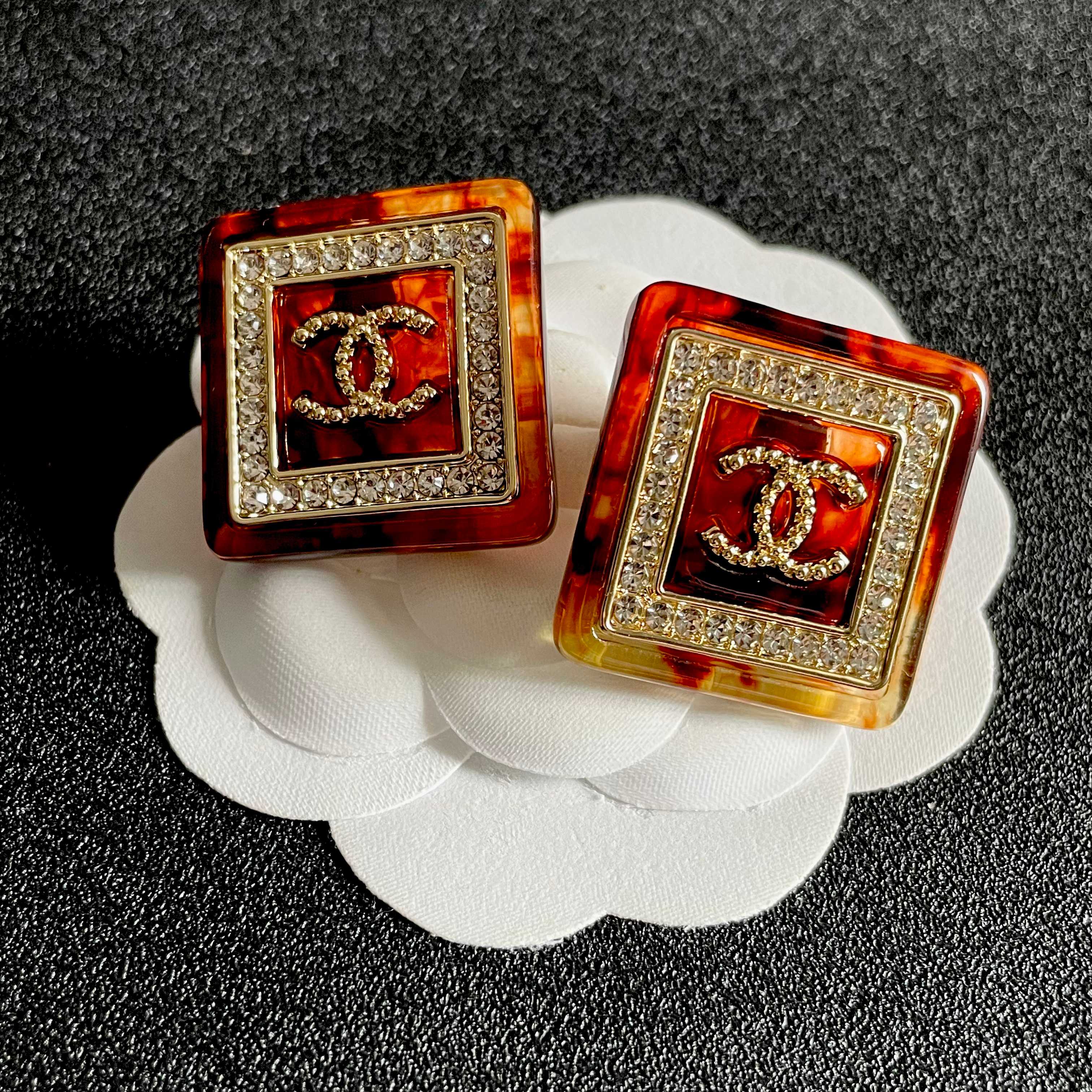 Chanel香奈儿 中古 双C耳钉👀小香家的款式真心无需多介绍😘🎶每一款都超好看，精致大方，非常显气质