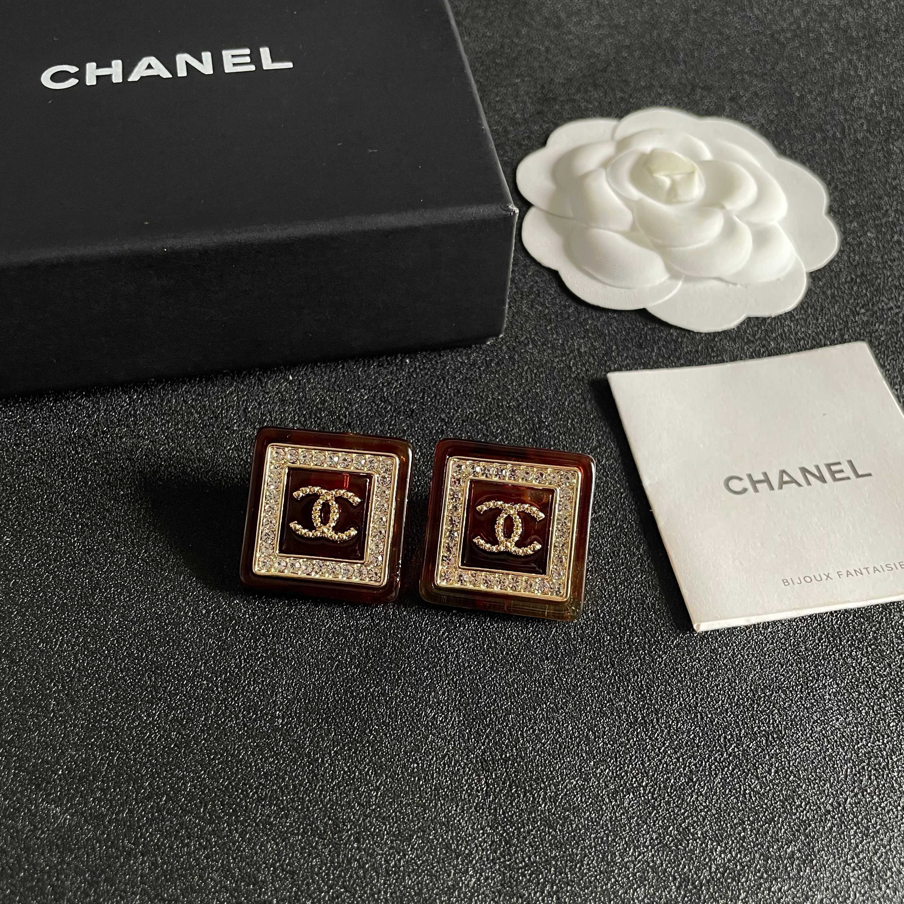 Chanel香奈儿 中古 双C耳钉👀小香家的款式真心无需多介绍😘🎶每一款都超好看，精致大方，非常显气质