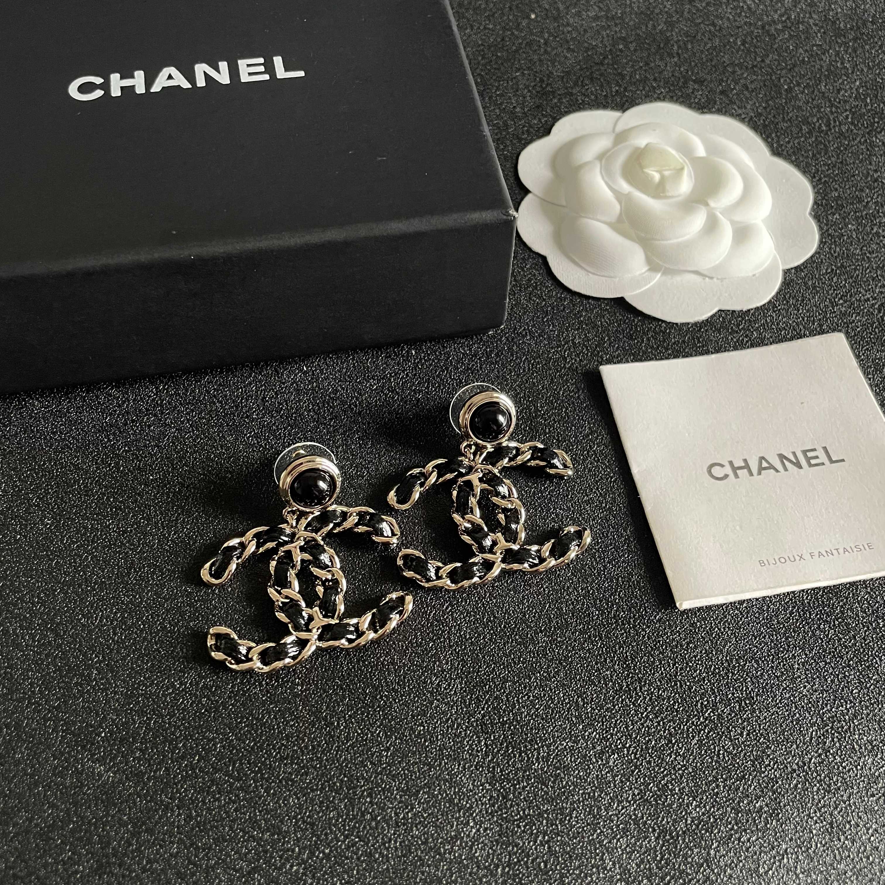 Chanel香奈儿 中古 双C耳钉👀小香家的款式真心无需多介绍😘🎶每一款都超好看，精致大方，非常显气质