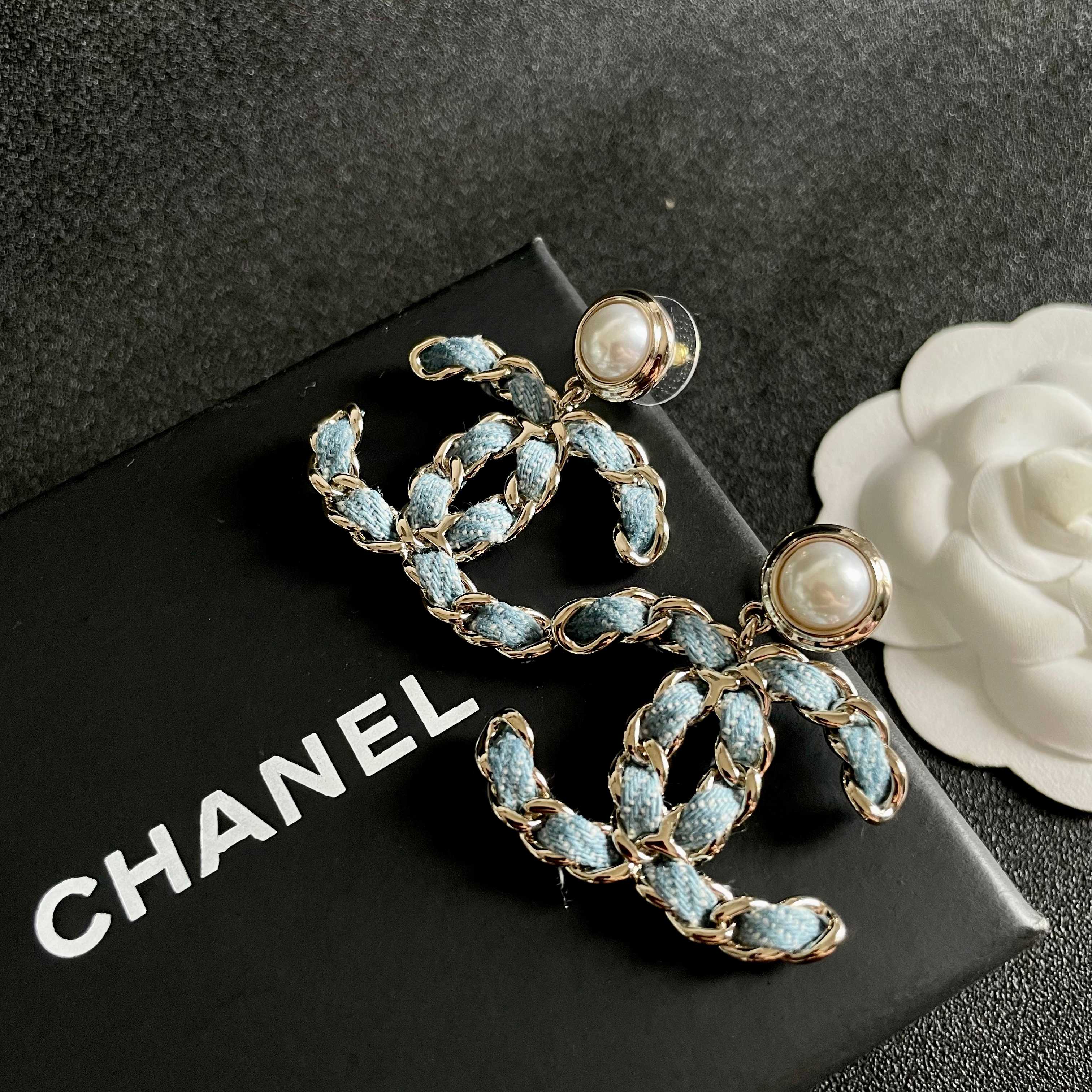 Chanel香奈儿 中古 双C耳钉👀小香家的款式真心无需多介绍😘🎶每一款都超好看，精致大方，非常显气质