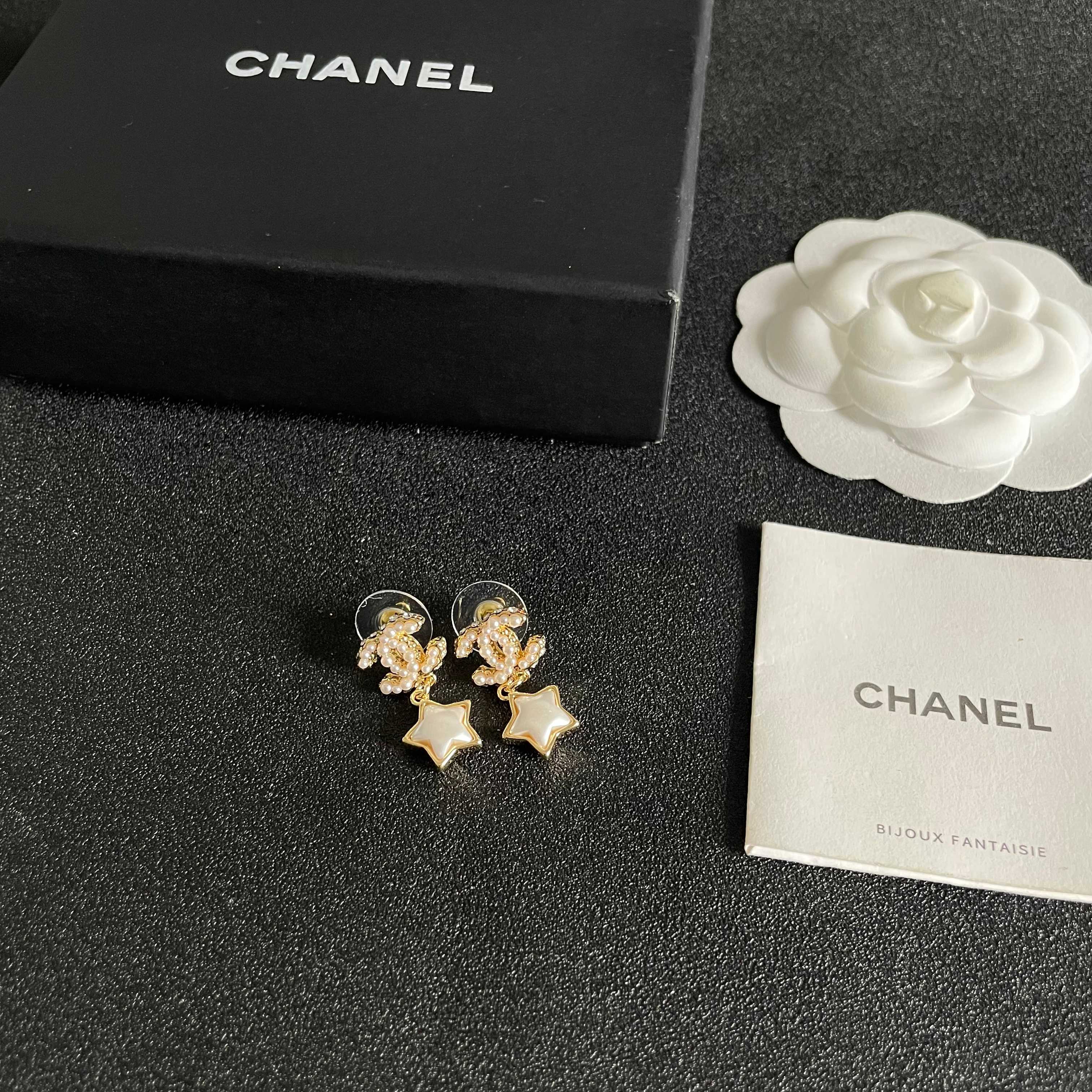 Chanel香奈儿 中古 双C耳钉👀小香家的款式真心无需多介绍😘🎶每一款都超好看，精致大方，非常显气质