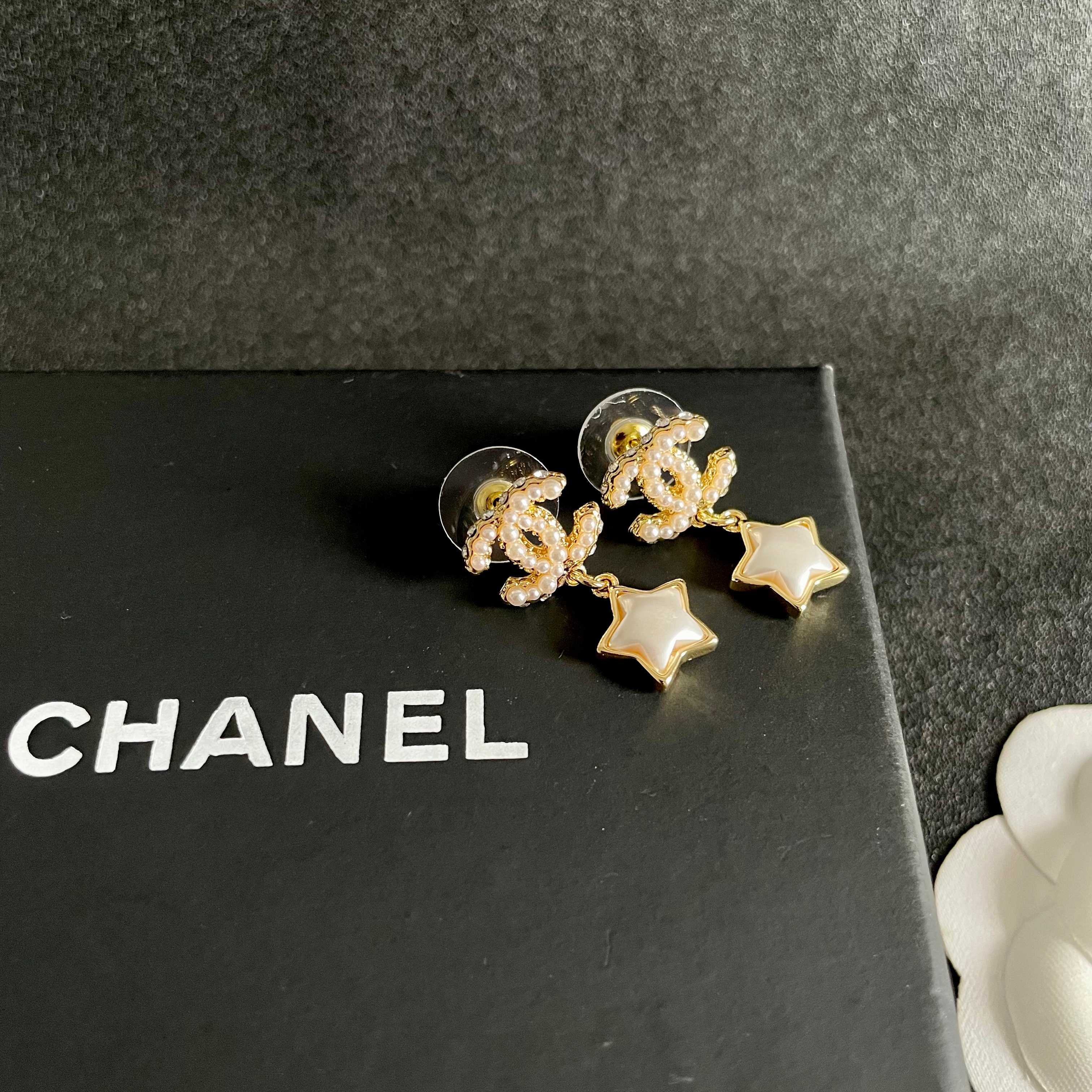 Chanel香奈儿 中古 双C耳钉👀小香家的款式真心无需多介绍😘🎶每一款都超好看，精致大方，非常显气质
