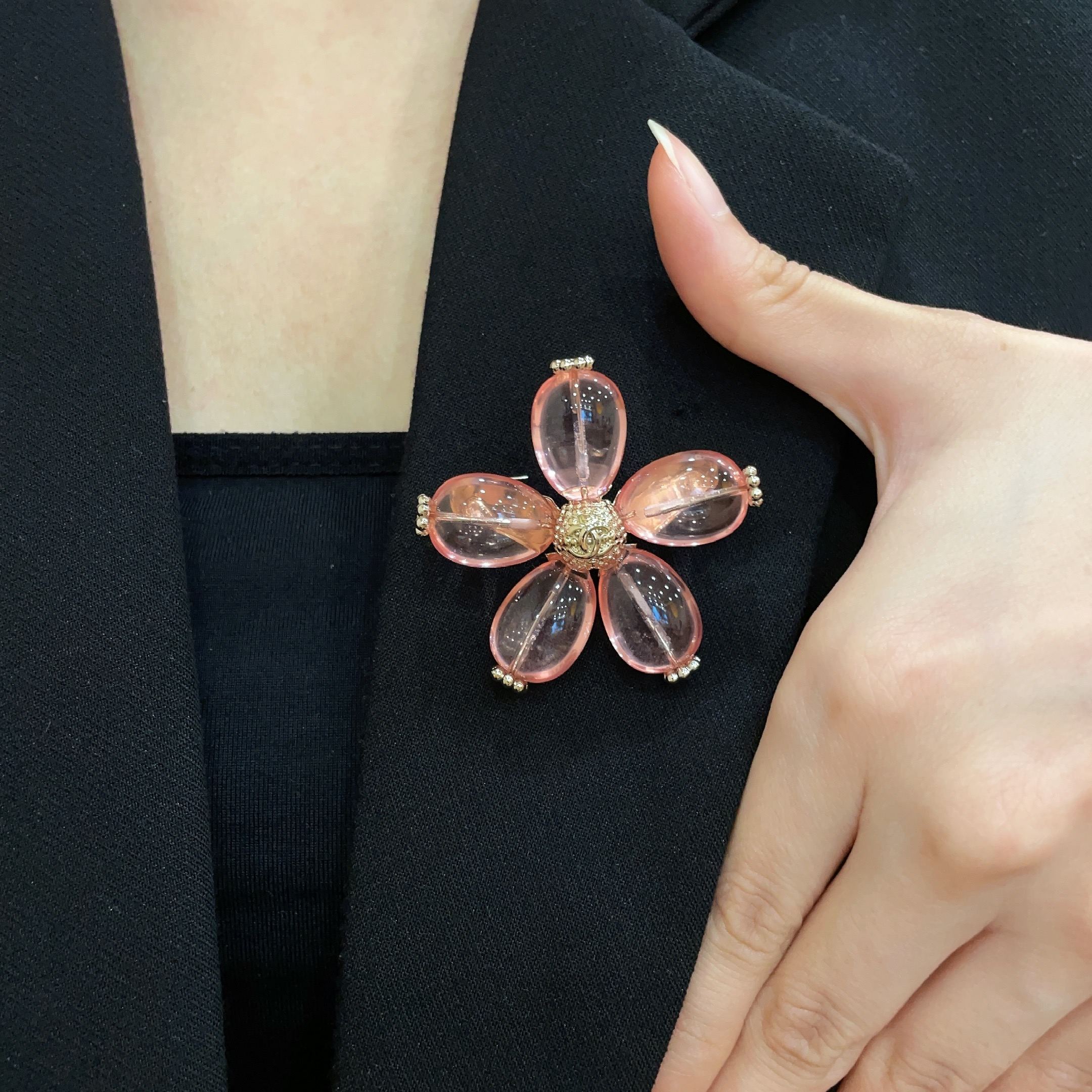 CHANEL小香 专柜最新款同步上新香奈儿最新款胸针 胸针，是最懂女人的饰物。那些倾注了全部心血去做自己