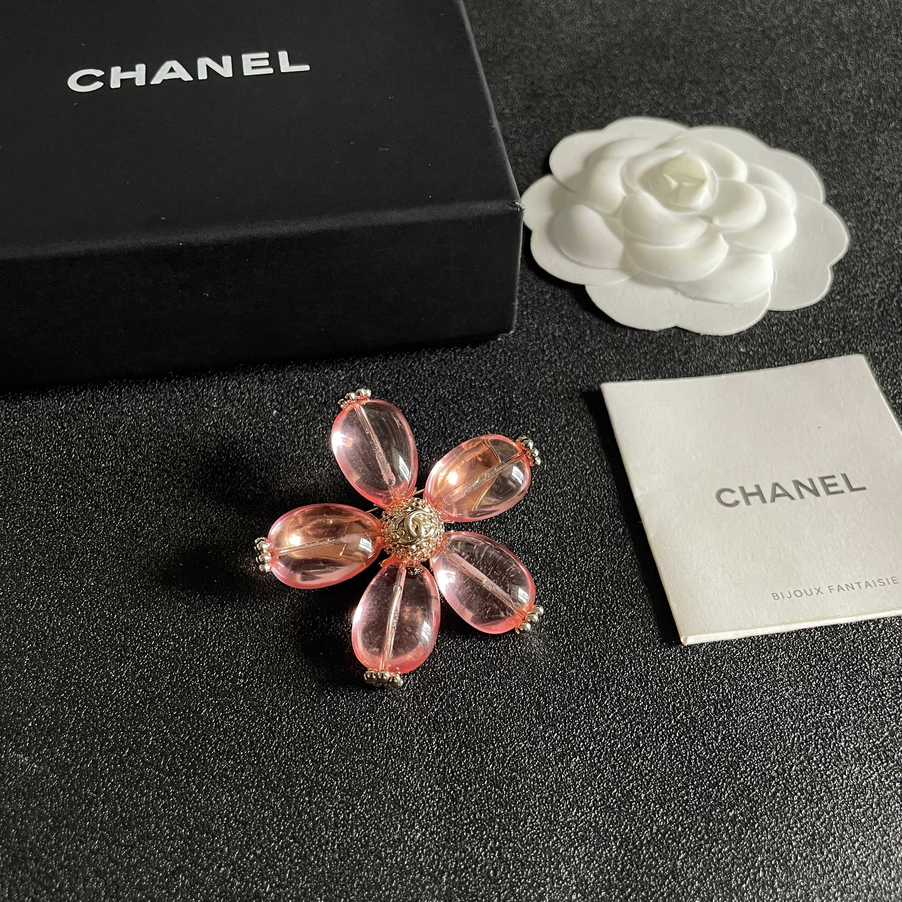 CHANEL小香 专柜最新款同步上新香奈儿最新款胸针 胸针，是最懂女人的饰物。那些倾注了全部心血去做自己