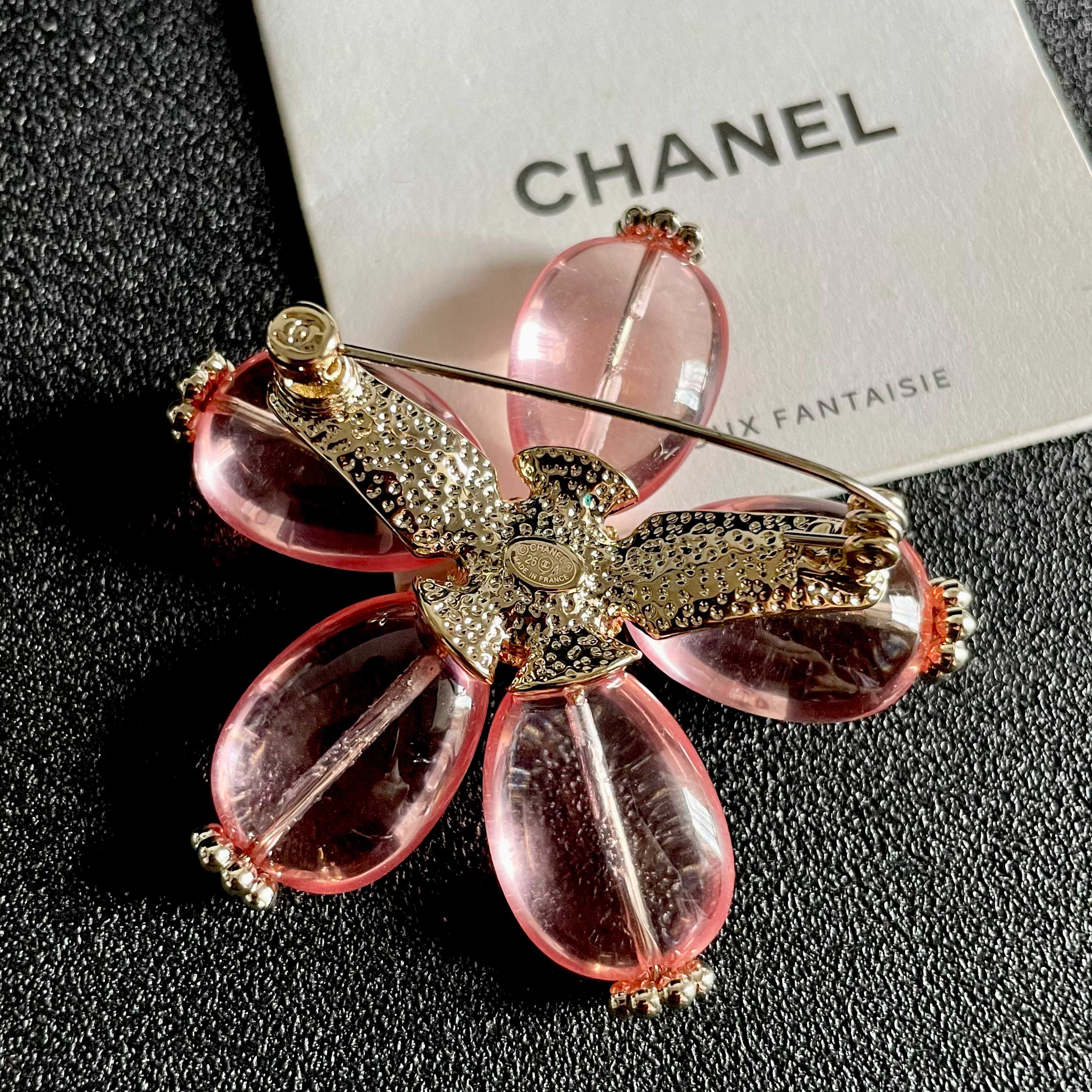 CHANEL小香 专柜最新款同步上新香奈儿最新款胸针 胸针，是最懂女人的饰物。那些倾注了全部心血去做自己