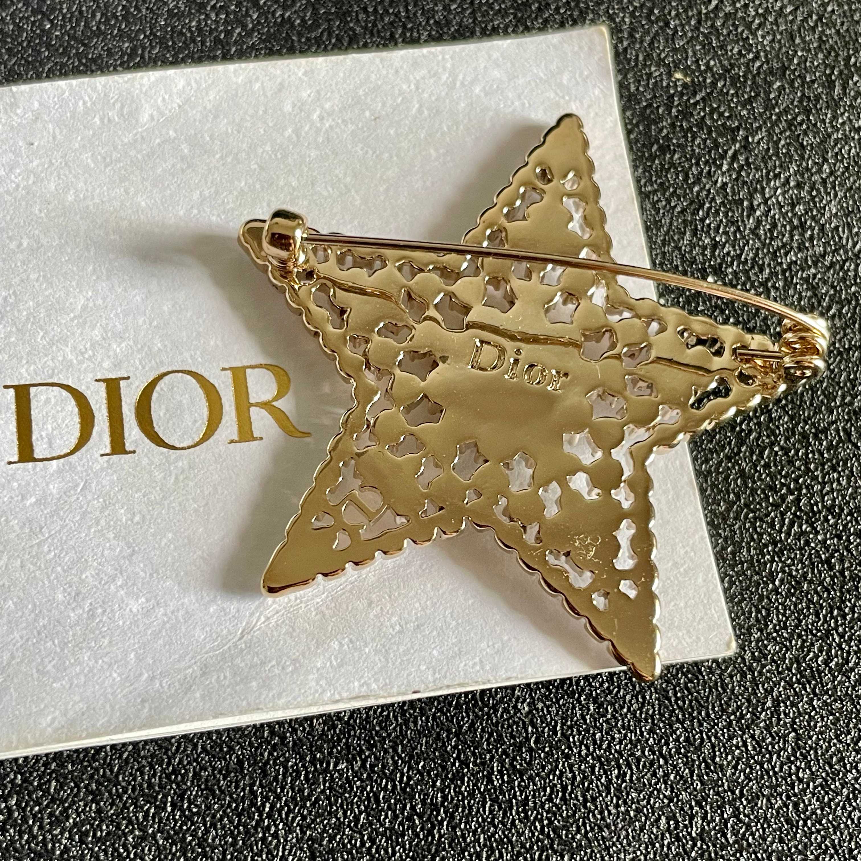 ☀新款Dior迪奥CD字母胸针☀专柜一致黄铜材质 超级有质感👑绝对爆款 一样材质黄铜➕logo 清晰可见