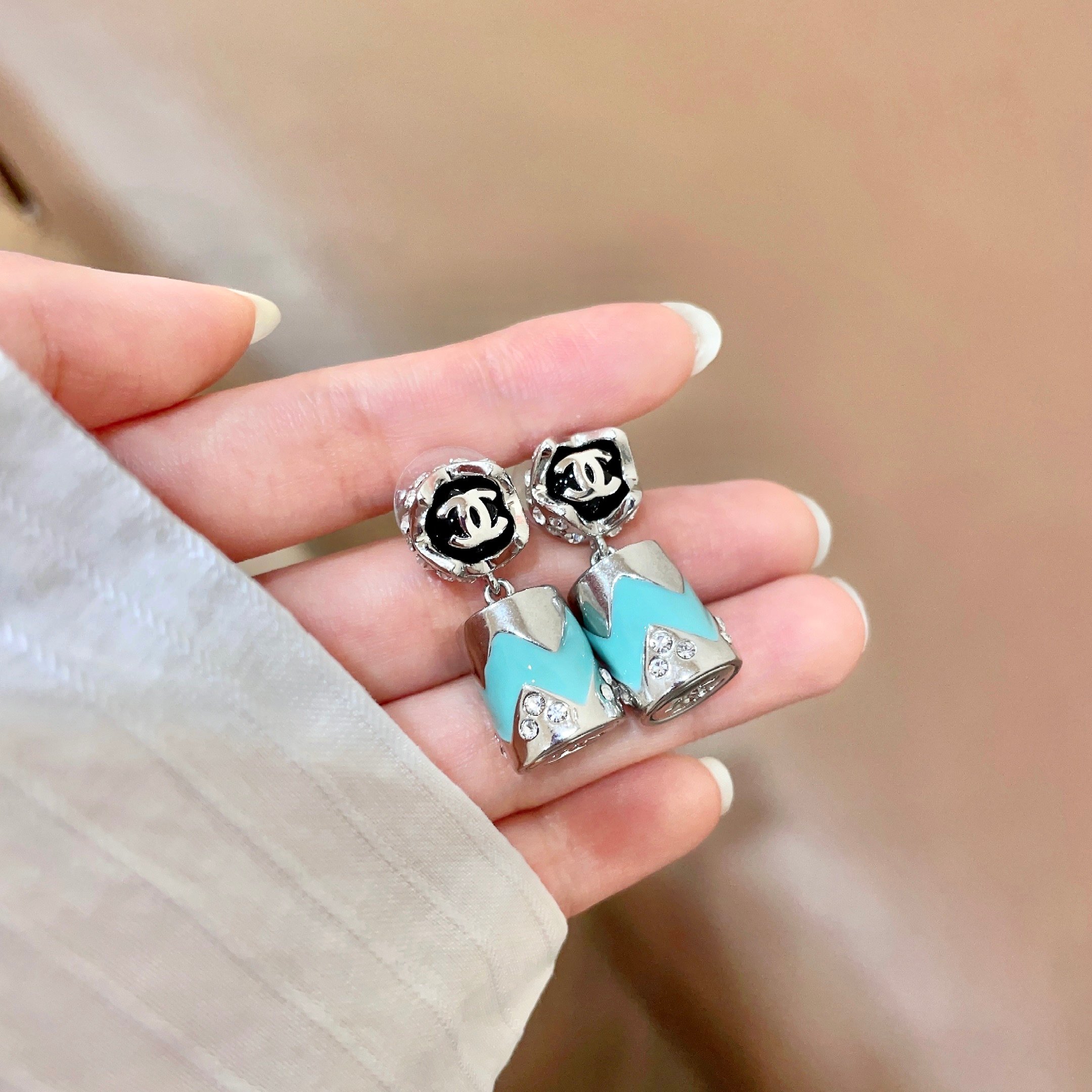 Chanel香奈儿 中古 双C耳钉👀小香家的款式真心无需多介绍😘🎶每一款都超好看，精致大方，非常显气质