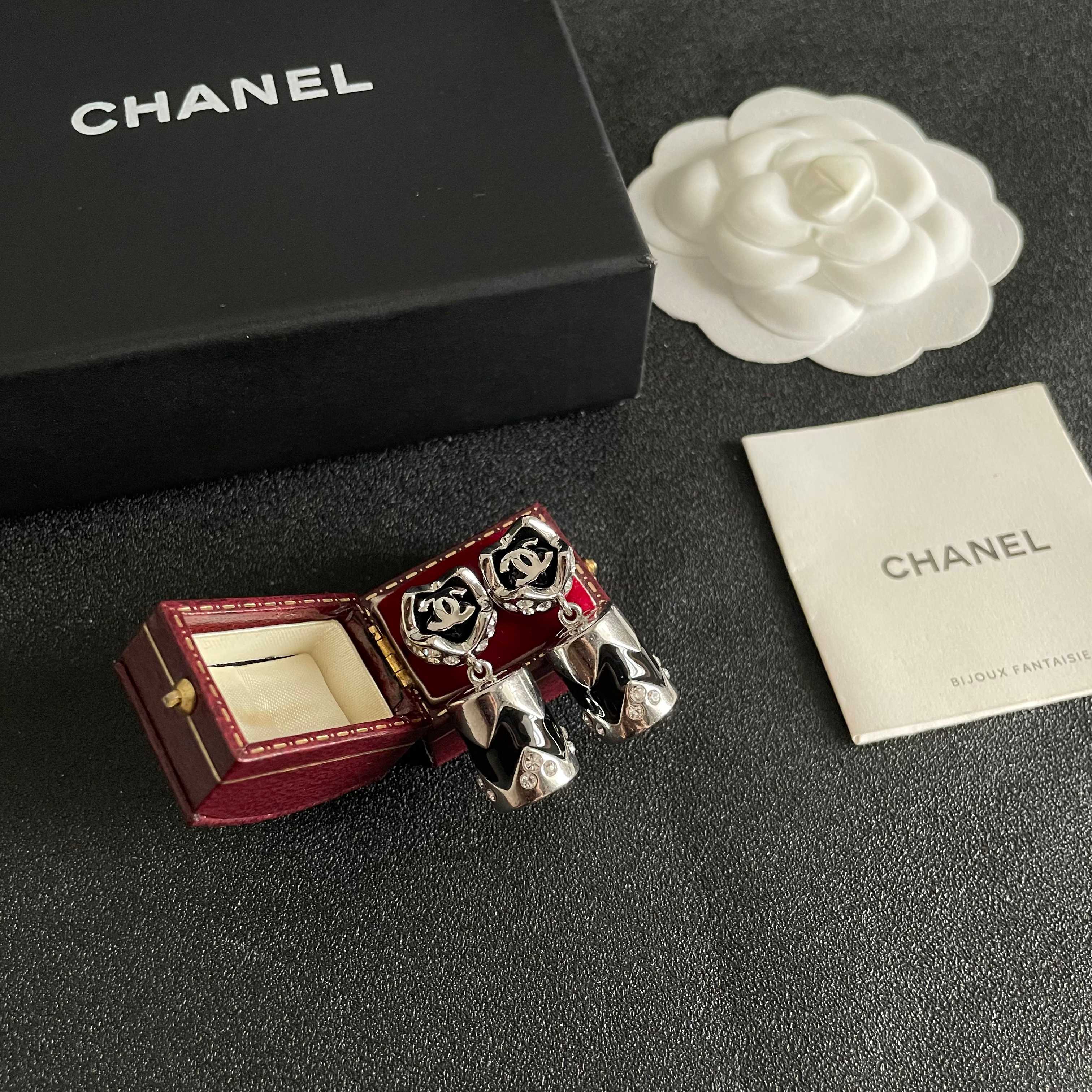 Chanel香奈儿 中古 双C耳钉👀小香家的款式真心无需多介绍😘🎶每一款都超好看，精致大方，非常显气质
