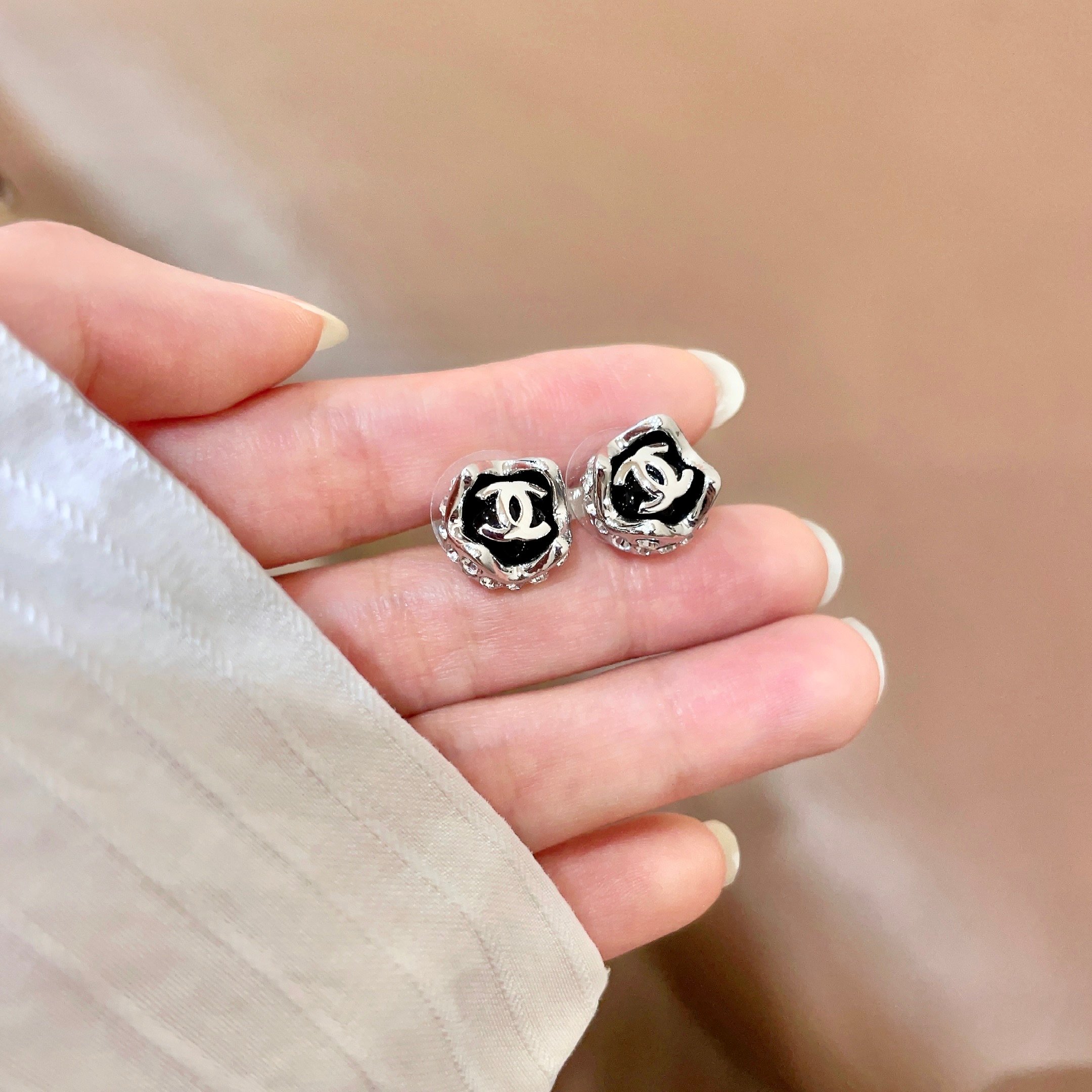 Chanel香奈儿 中古 双C耳钉👀小香家的款式真心无需多介绍😘🎶每一款都超好看，精致大方，非常显气质