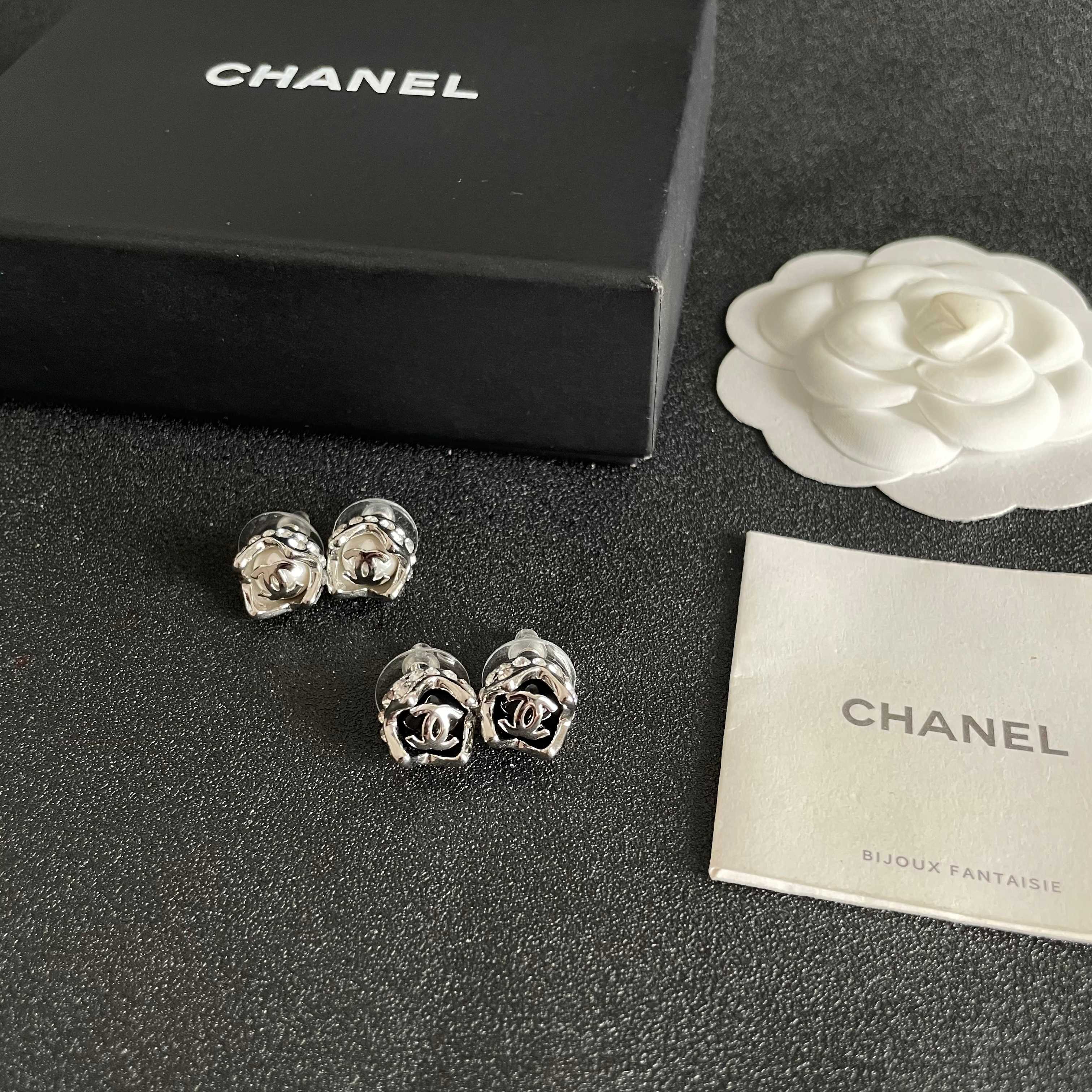 Chanel香奈儿 中古 双C耳钉👀小香家的款式真心无需多介绍😘🎶每一款都超好看，精致大方，非常显气质