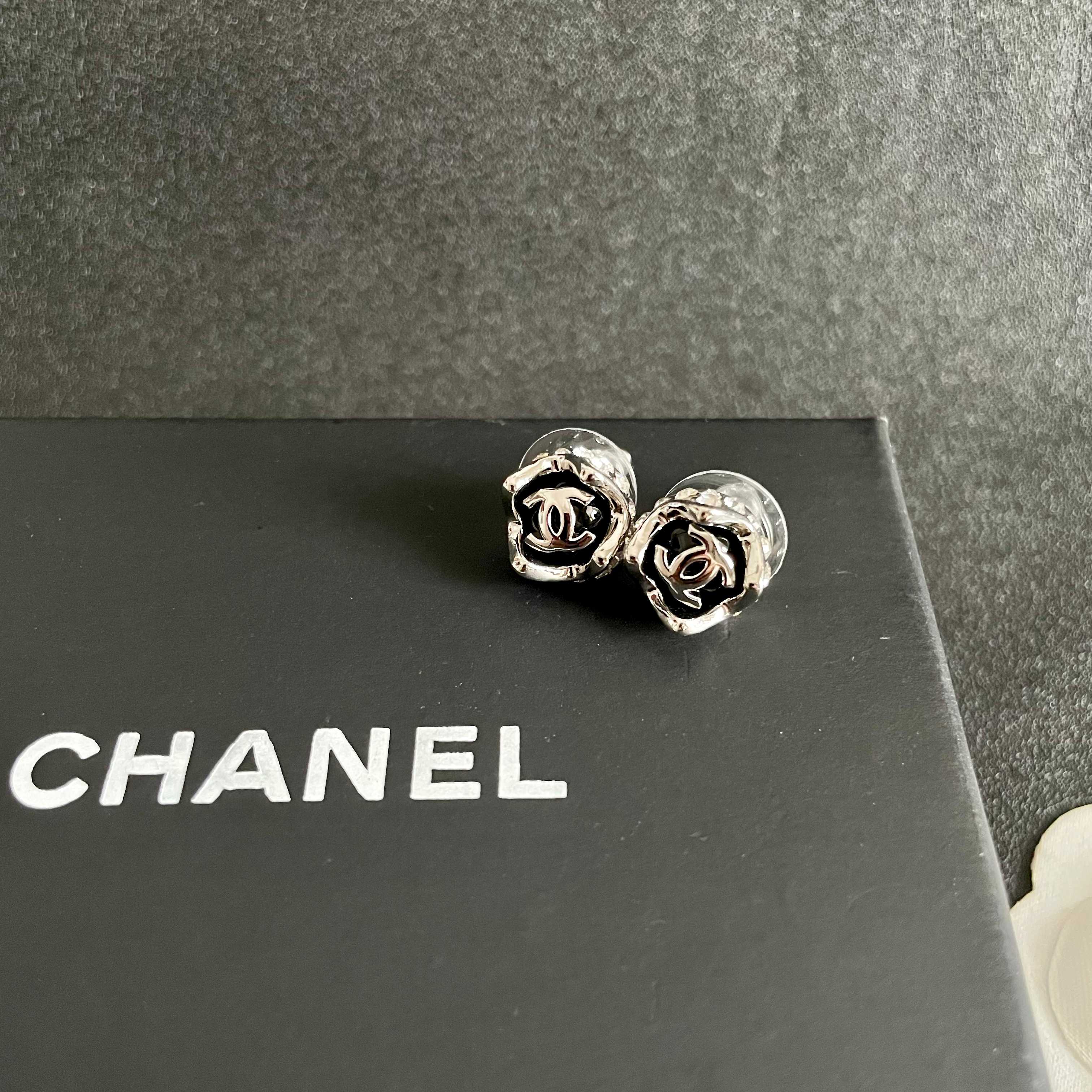 Chanel香奈儿 中古 双C耳钉👀小香家的款式真心无需多介绍😘🎶每一款都超好看，精致大方，非常显气质