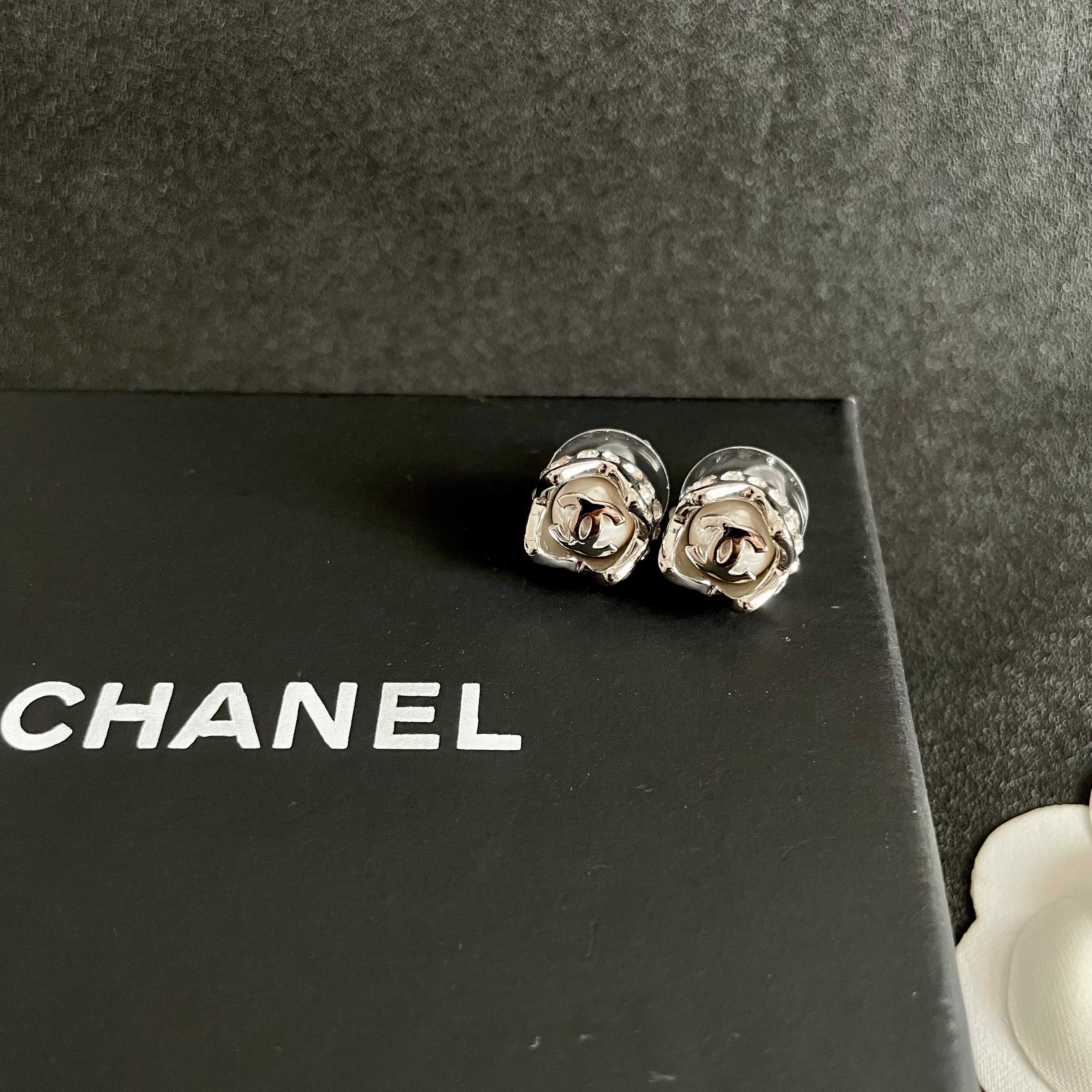 Chanel香奈儿 中古 双C耳钉👀小香家的款式真心无需多介绍😘🎶每一款都超好看，精致大方，非常显气质