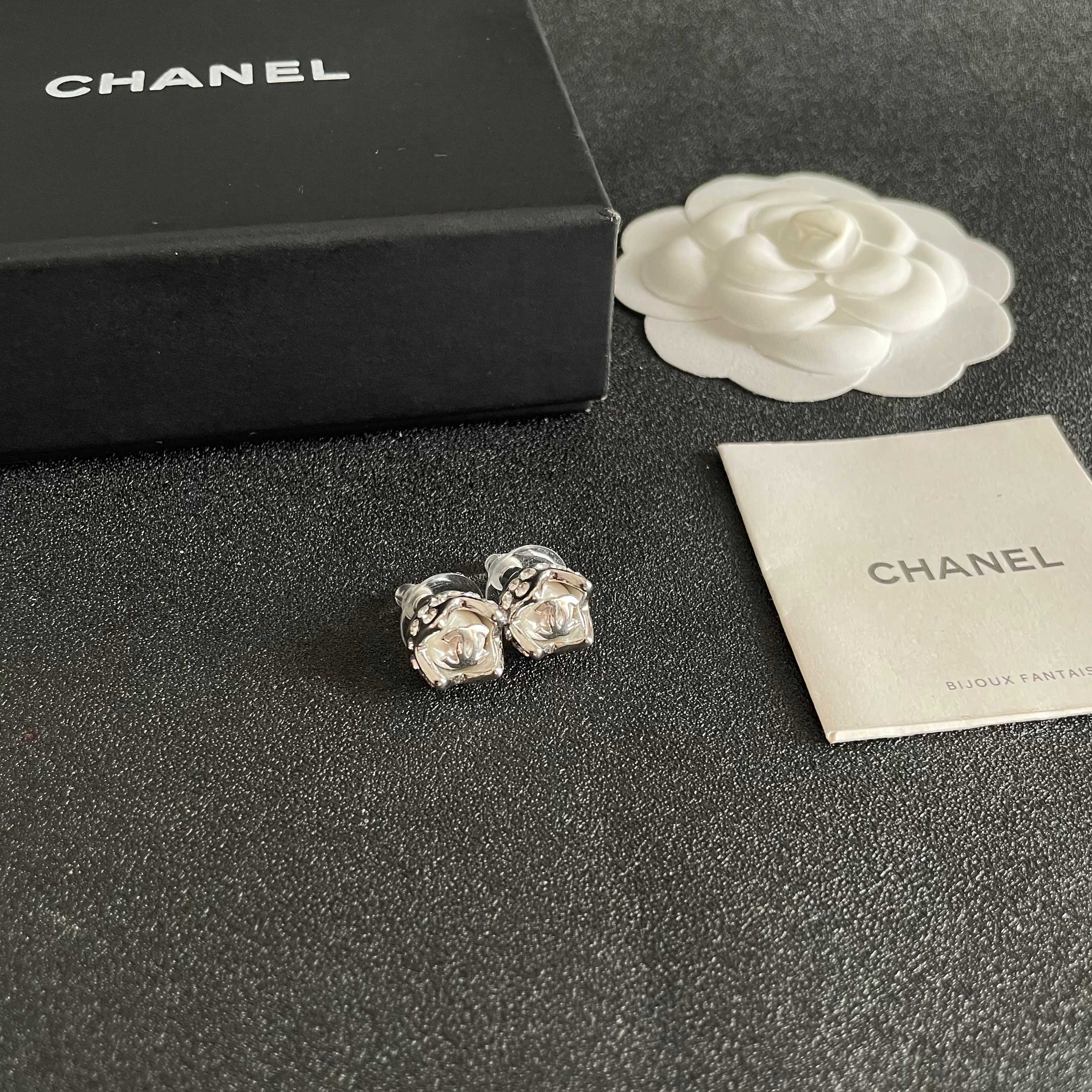 Chanel香奈儿 中古 双C耳钉👀小香家的款式真心无需多介绍😘🎶每一款都超好看，精致大方，非常显气质