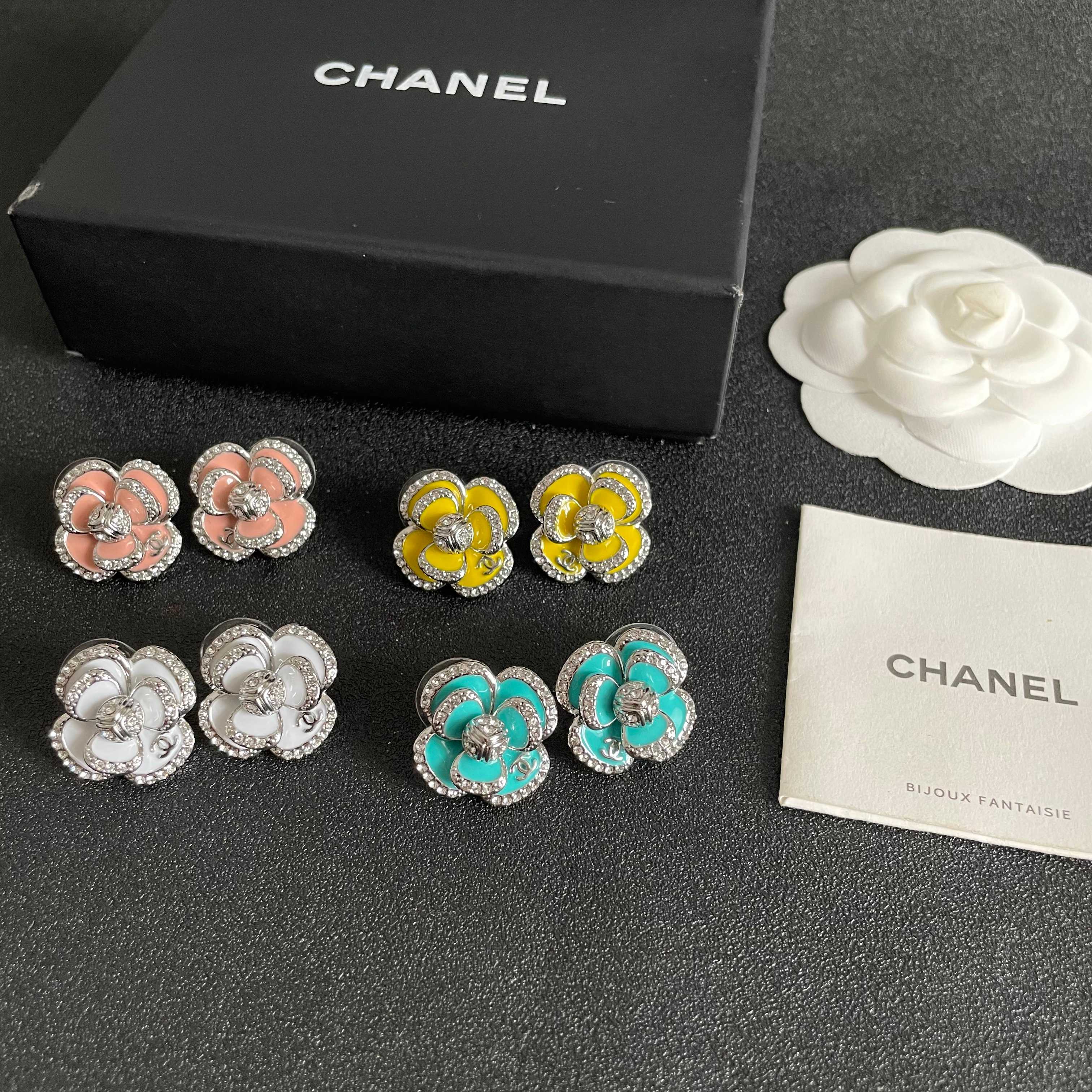 Chanel香奈儿 中古 双C耳钉👀小香家的款式真心无需多介绍😘🎶每一款都超好看，精致大方，非常显气质
