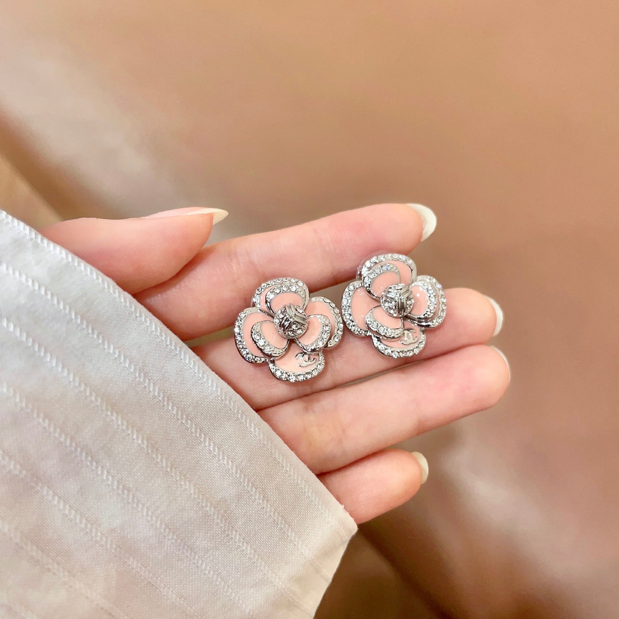 Chanel香奈儿 中古 双C耳钉👀小香家的款式真心无需多介绍😘🎶每一款都超好看，精致大方，非常显气质