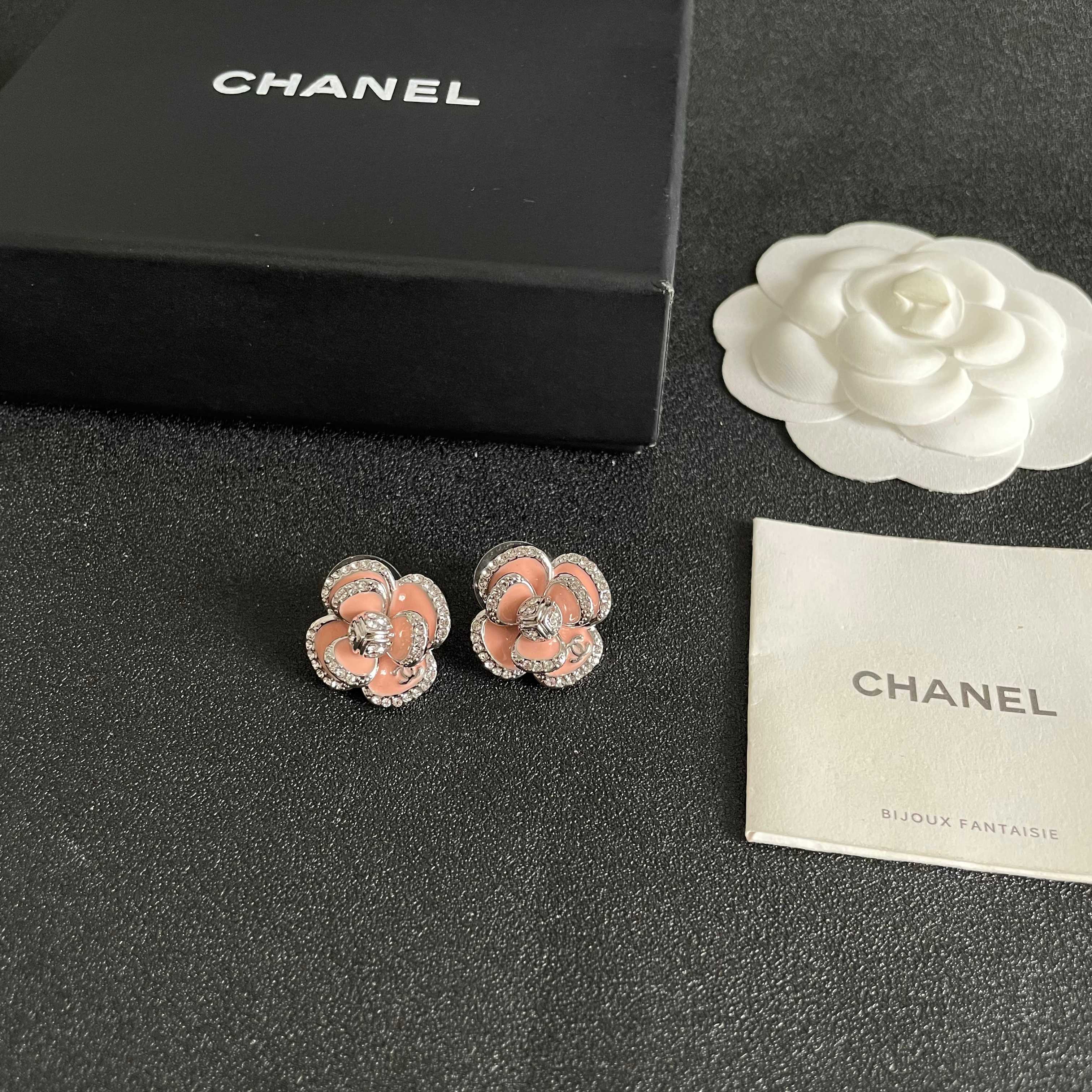 Chanel香奈儿 中古 双C耳钉👀小香家的款式真心无需多介绍😘🎶每一款都超好看，精致大方，非常显气质