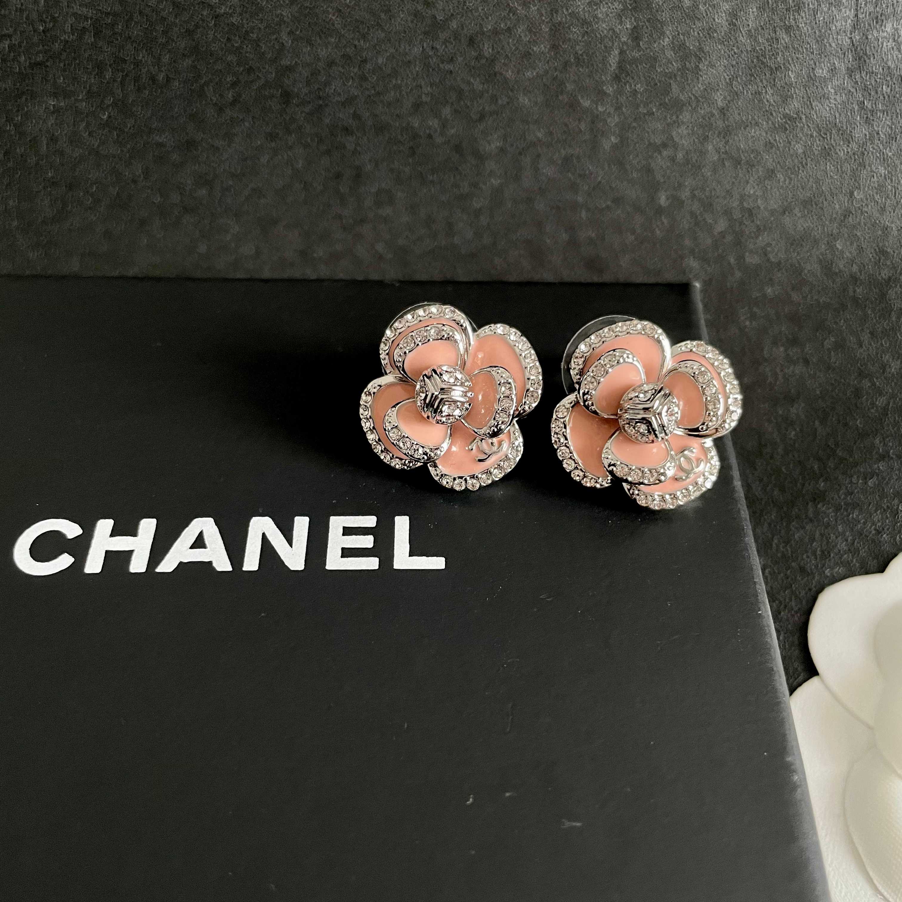Chanel香奈儿 中古 双C耳钉👀小香家的款式真心无需多介绍😘🎶每一款都超好看，精致大方，非常显气质