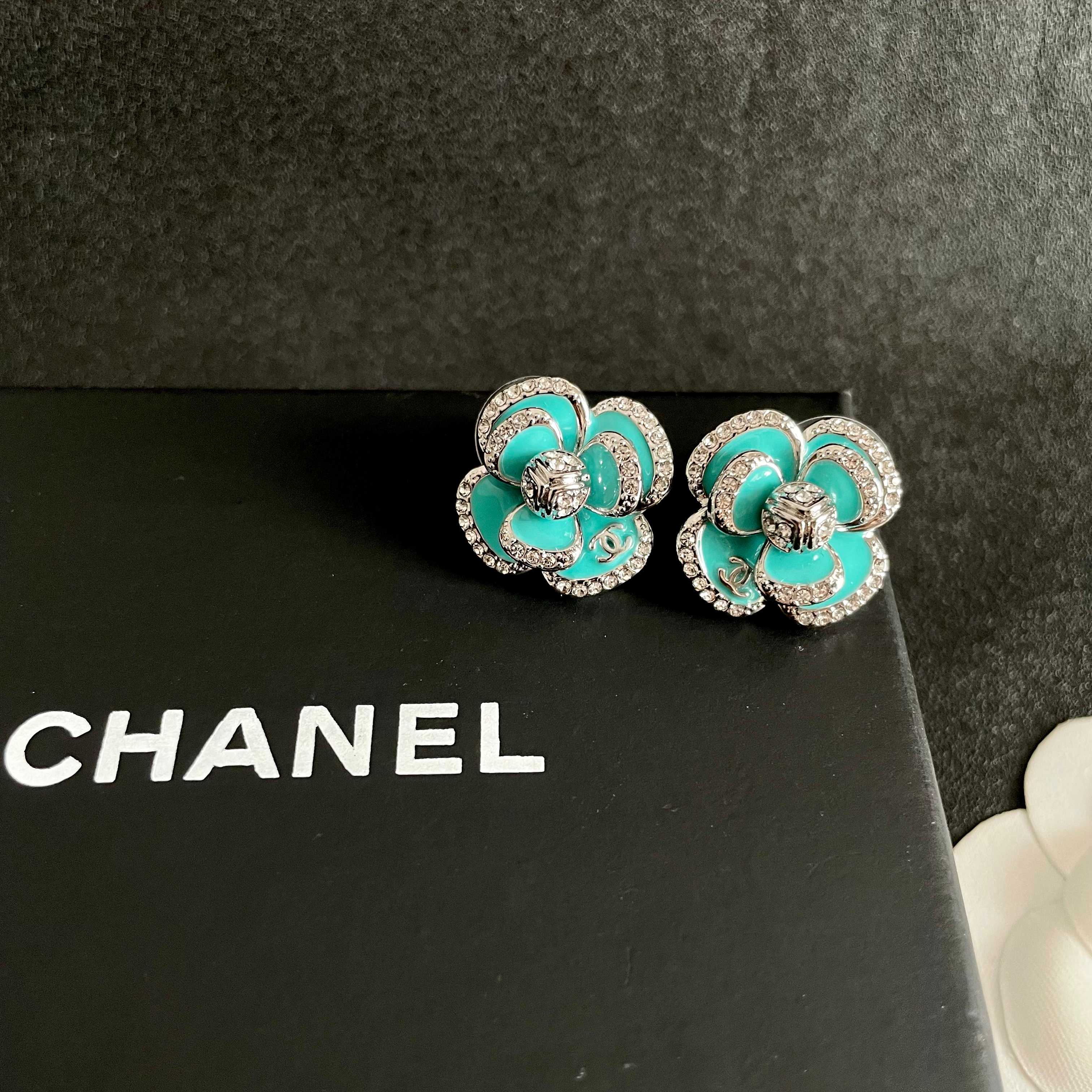 Chanel香奈儿 中古 双C耳钉👀小香家的款式真心无需多介绍😘🎶每一款都超好看，精致大方，非常显气质