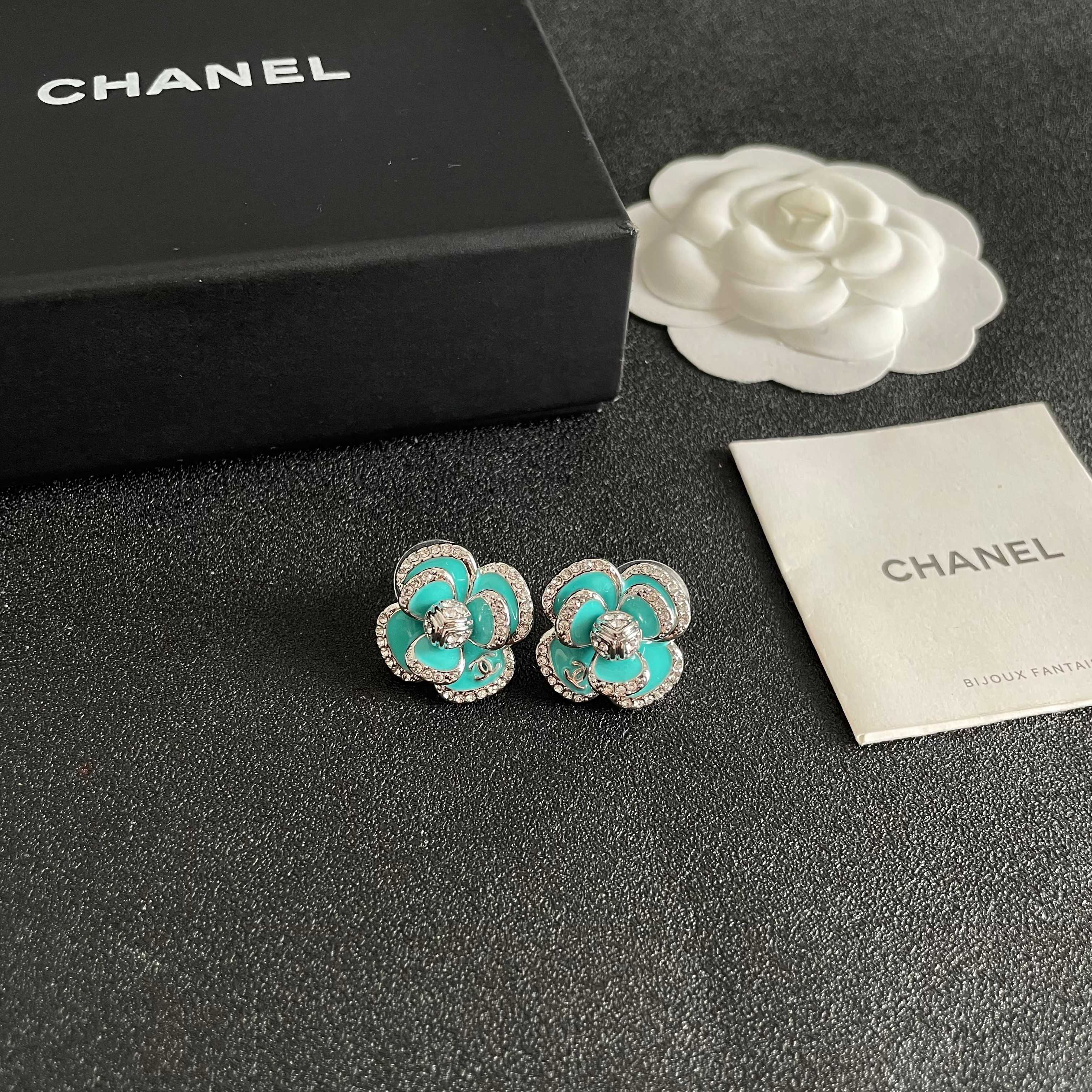 Chanel香奈儿 中古 双C耳钉👀小香家的款式真心无需多介绍😘🎶每一款都超好看，精致大方，非常显气质