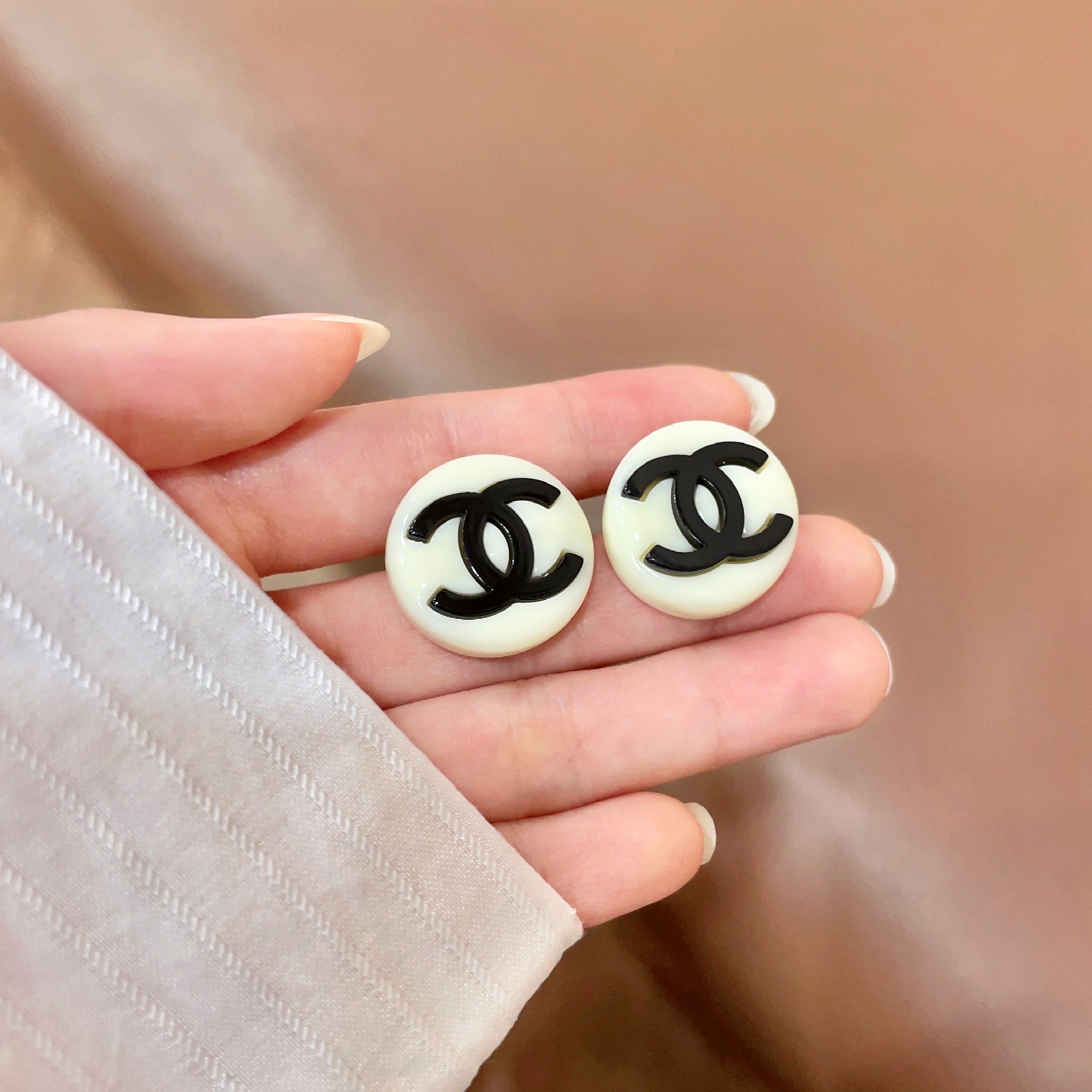 Chanel香奈儿 中古 双C耳钉👀小香家的款式真心无需多介绍😘🎶每一款都超好看，精致大方，非常显气质