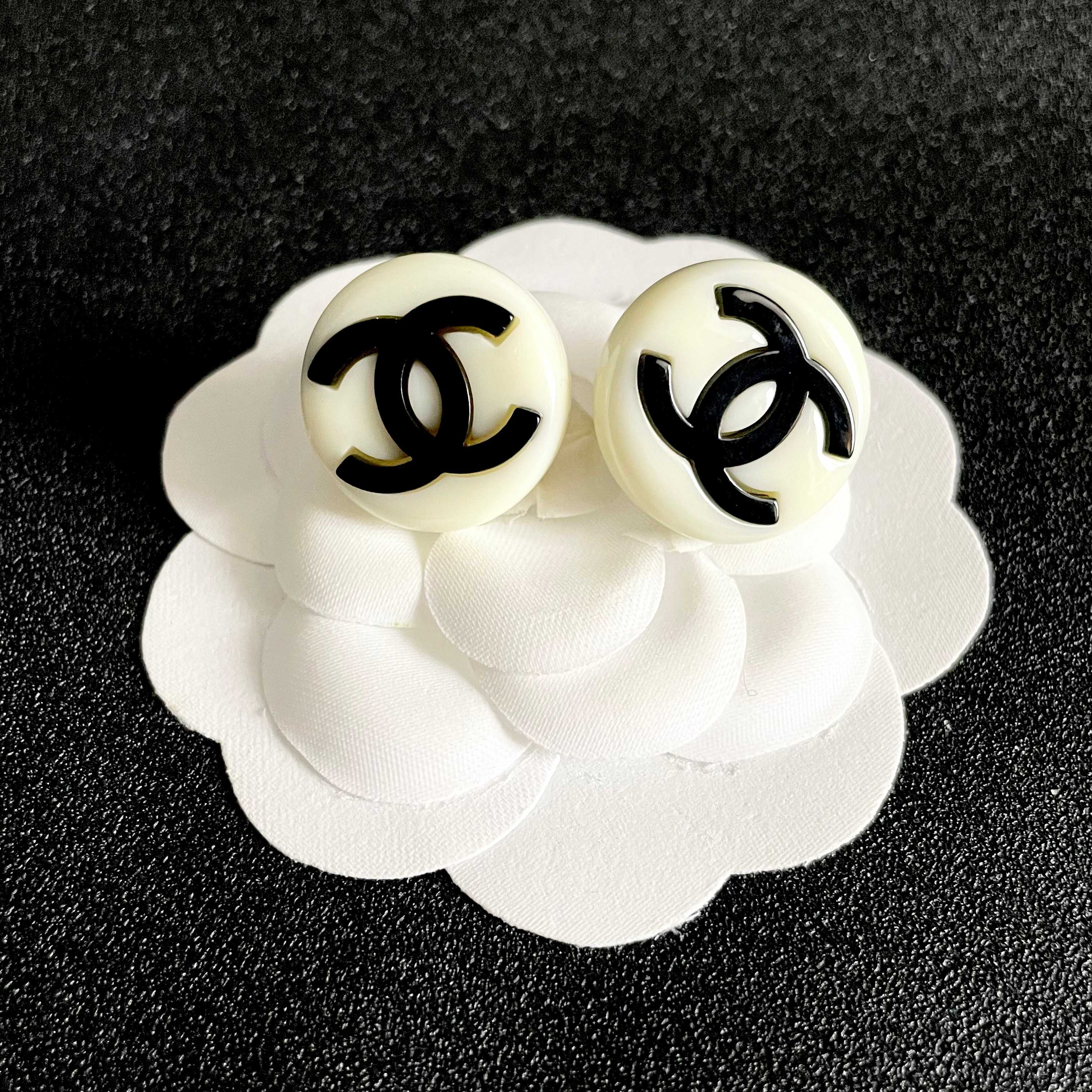 Chanel香奈儿 中古 双C耳钉👀小香家的款式真心无需多介绍😘🎶每一款都超好看，精致大方，非常显气质