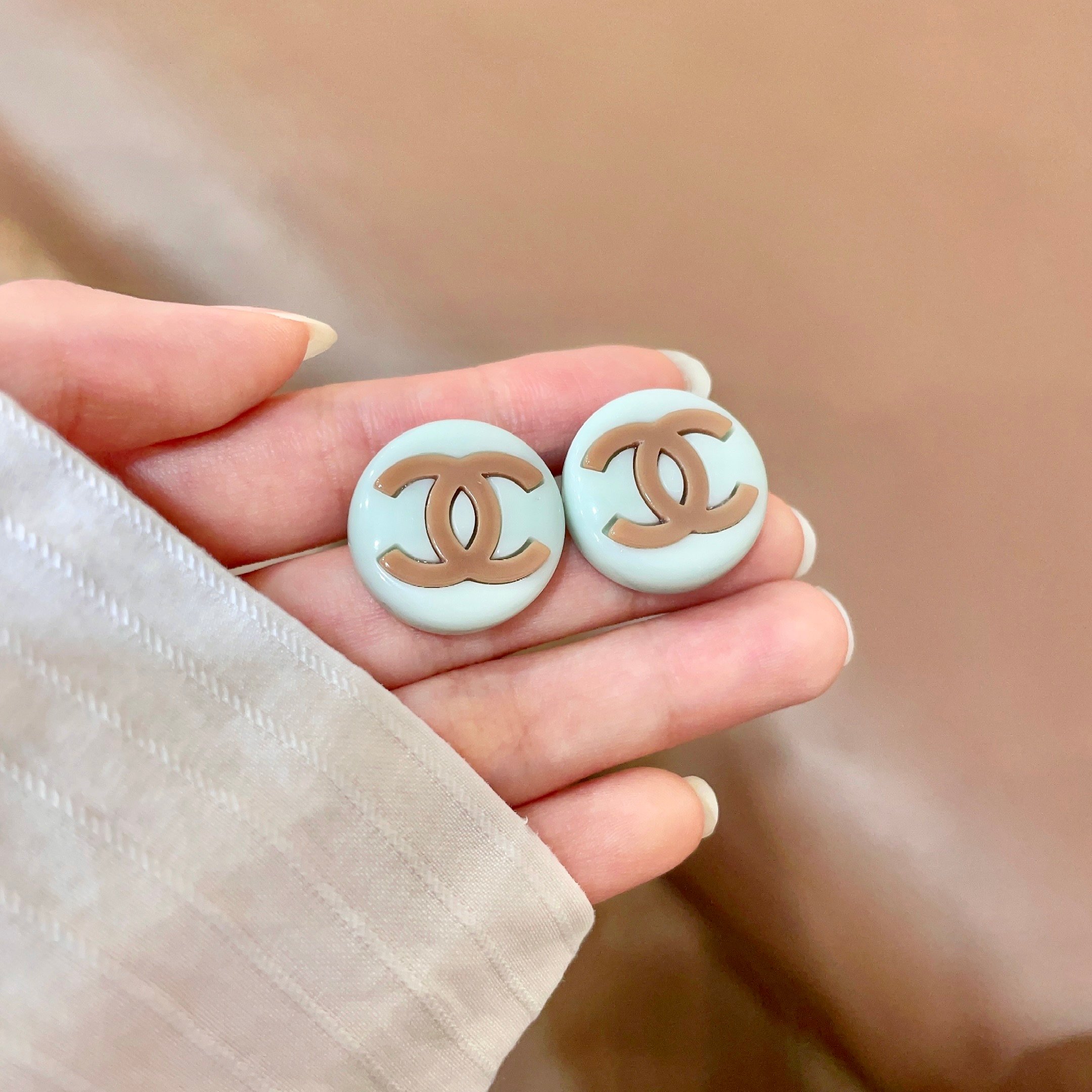 Chanel香奈儿 中古 双C耳钉👀小香家的款式真心无需多介绍😘🎶每一款都超好看，精致大方，非常显气质