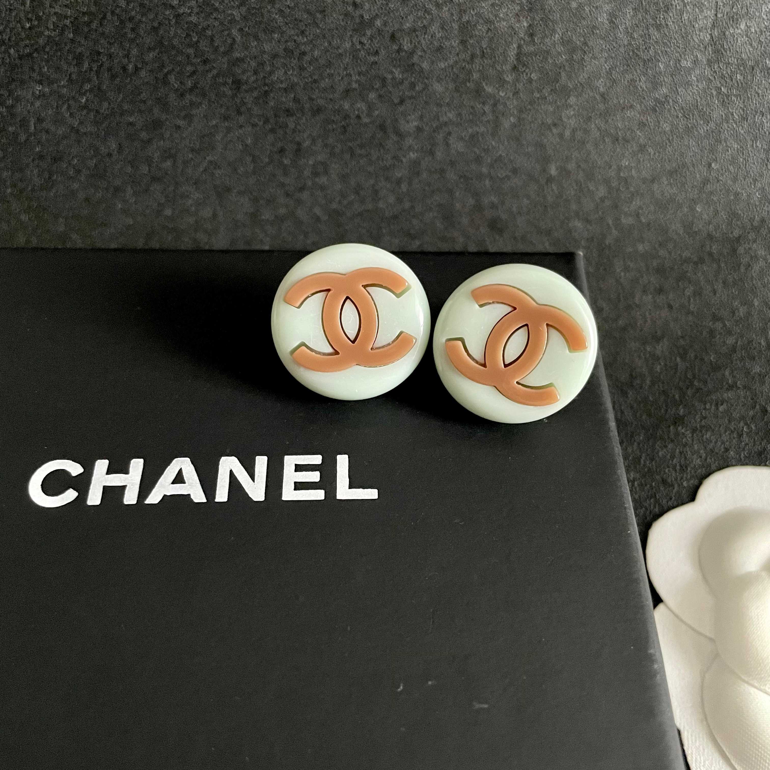 Chanel香奈儿 中古 双C耳钉👀小香家的款式真心无需多介绍😘🎶每一款都超好看，精致大方，非常显气质