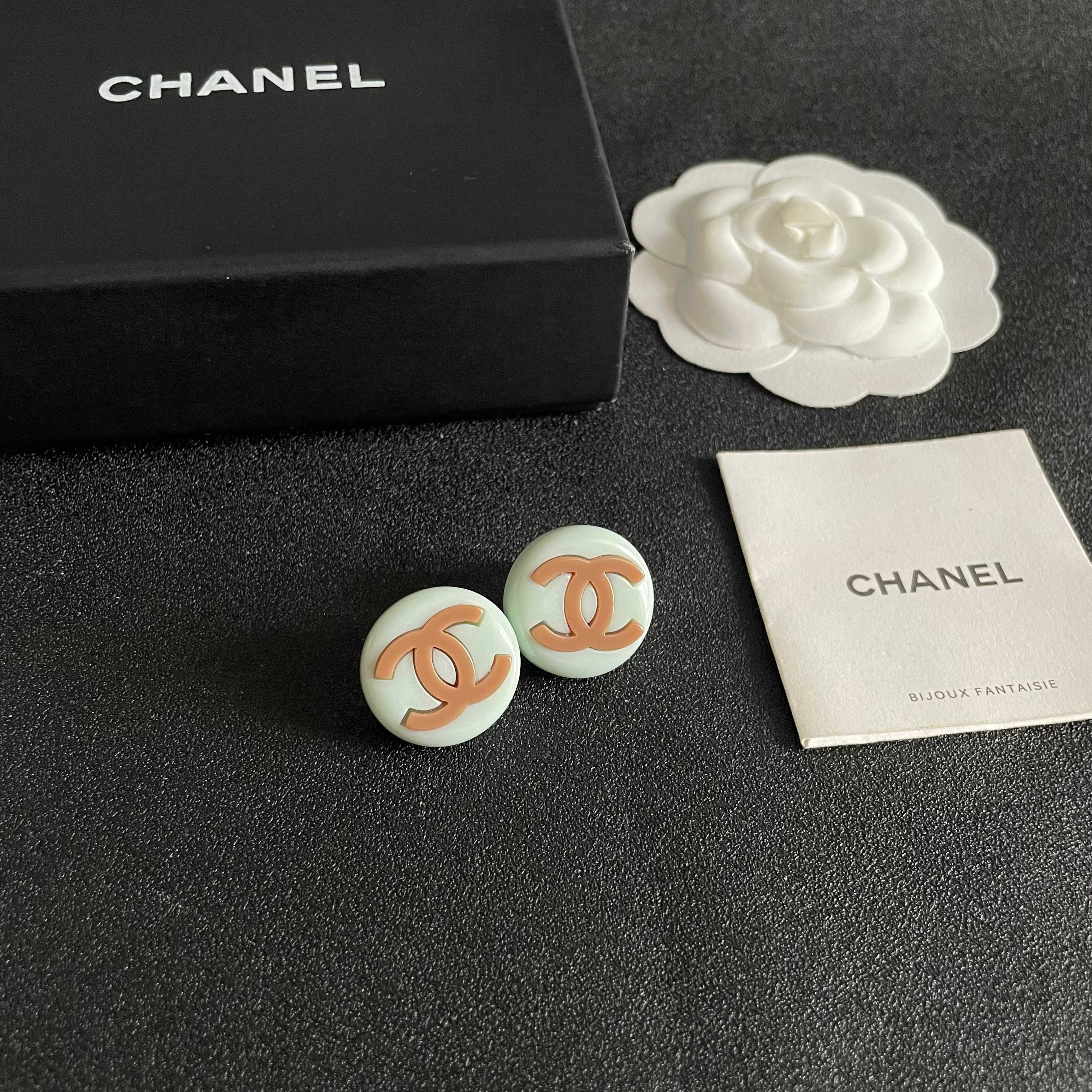 Chanel香奈儿 中古 双C耳钉👀小香家的款式真心无需多介绍😘🎶每一款都超好看，精致大方，非常显气质