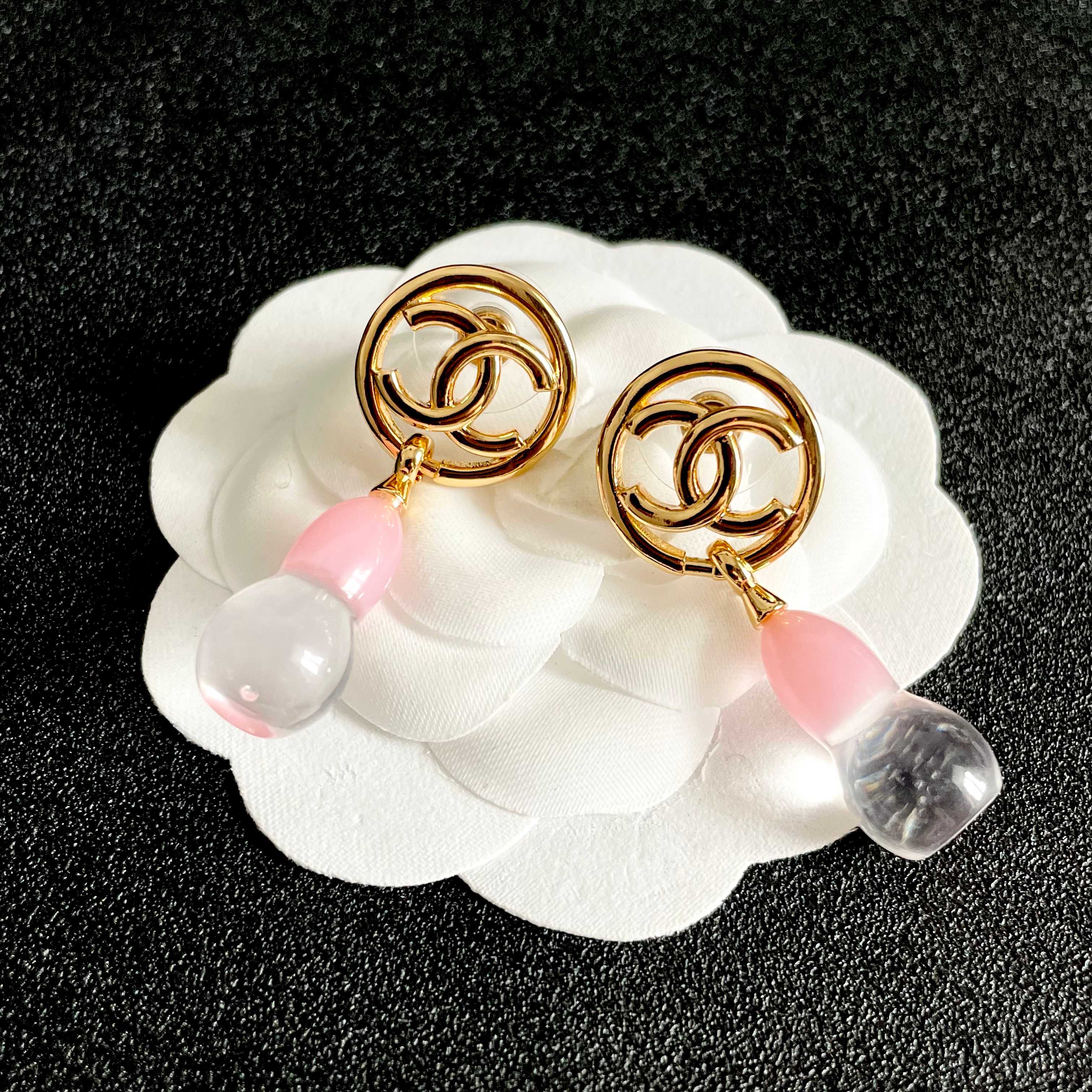 Chanel香奈儿 中古 双C耳钉👀小香家的款式真心无需多介绍😘🎶每一款都超好看，精致大方，非常显气质