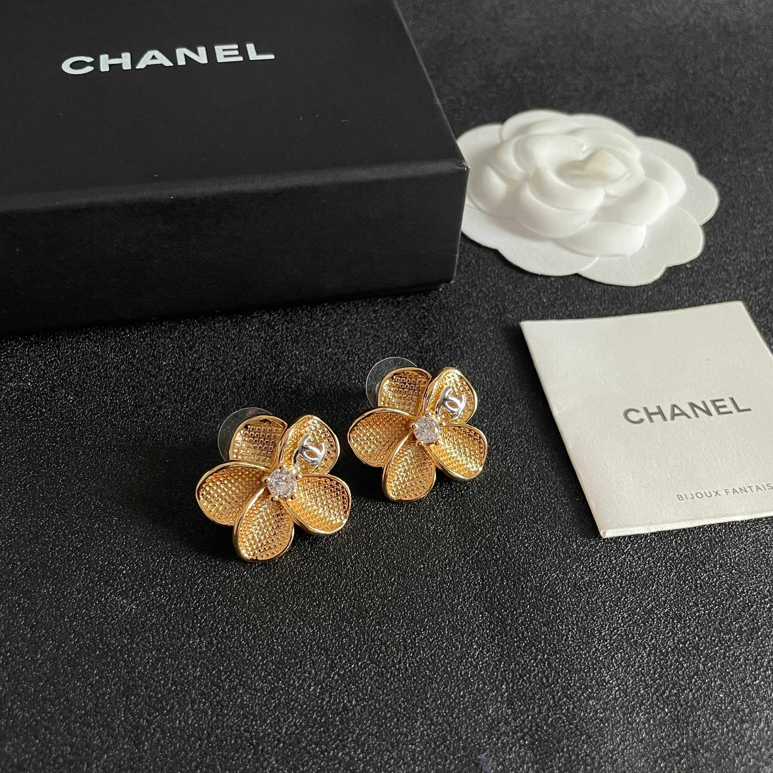 Chanel香奈儿 中古 双C耳钉👀小香家的款式真心无需多介绍😘🎶每一款都超好看，精致大方，非常显气质
