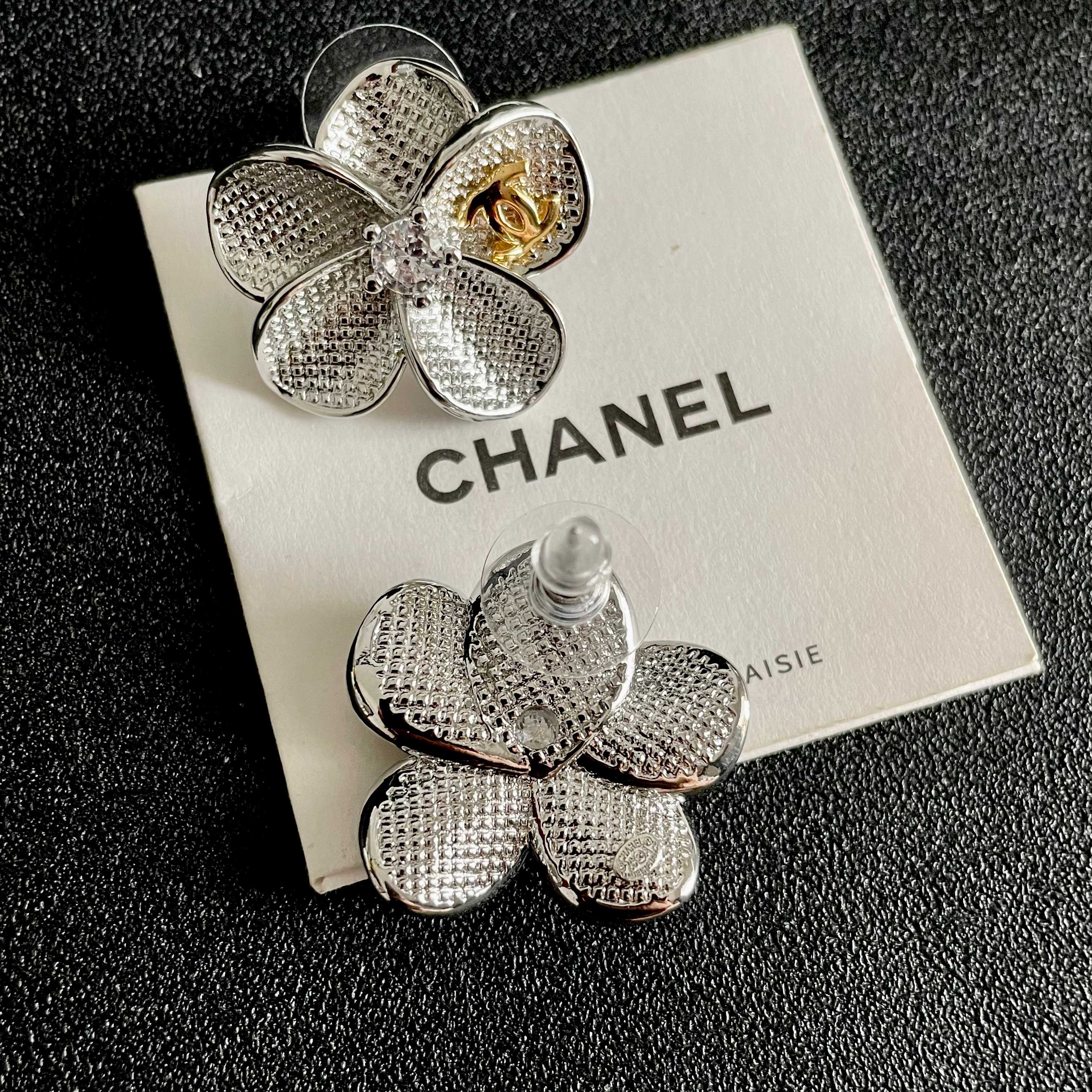 Chanel香奈儿 中古 双C耳钉👀小香家的款式真心无需多介绍😘🎶每一款都超好看，精致大方，非常显气质