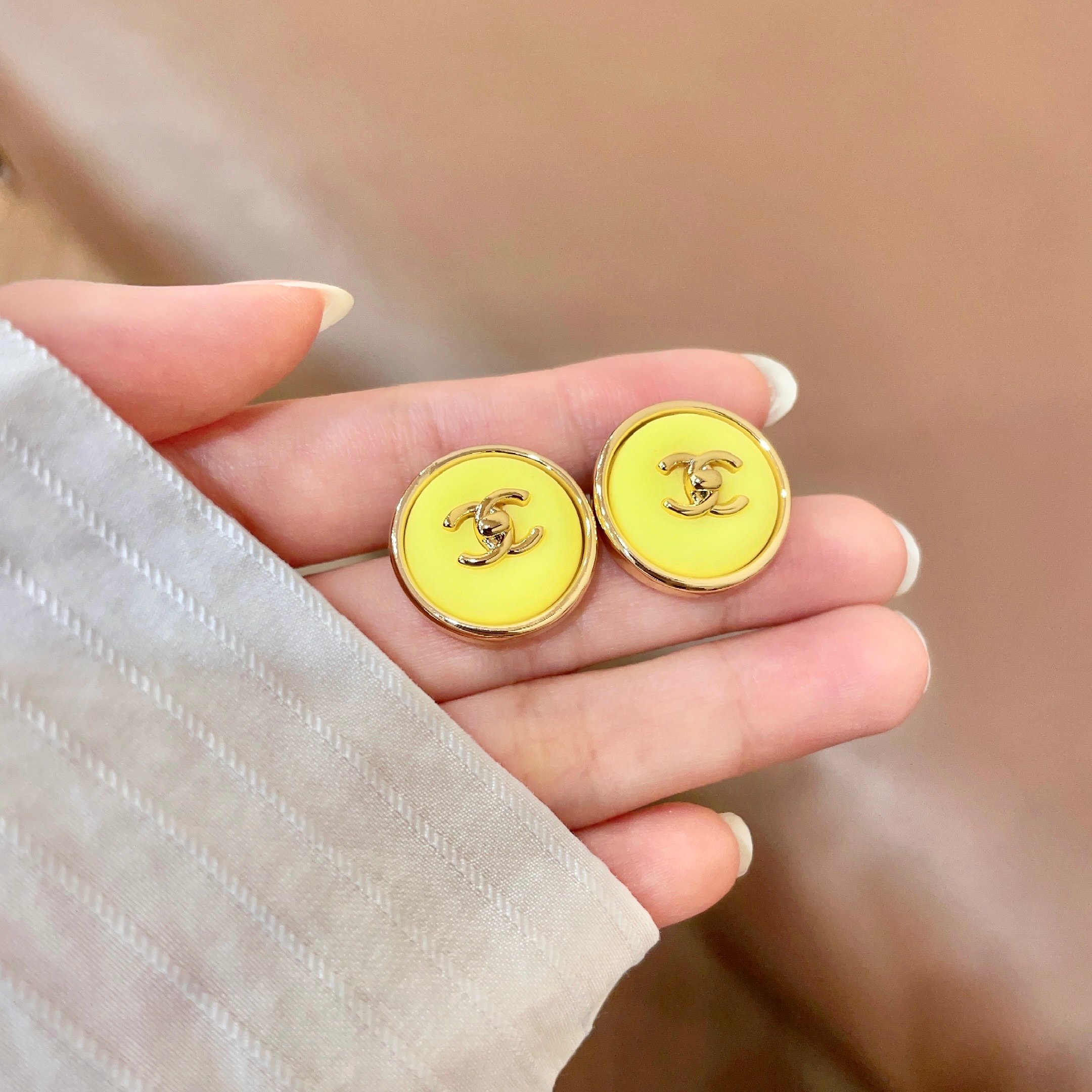 Chanel香奈儿 中古 双C耳钉👀小香家的款式真心无需多介绍😘🎶每一款都超好看，精致大方，非常显气质