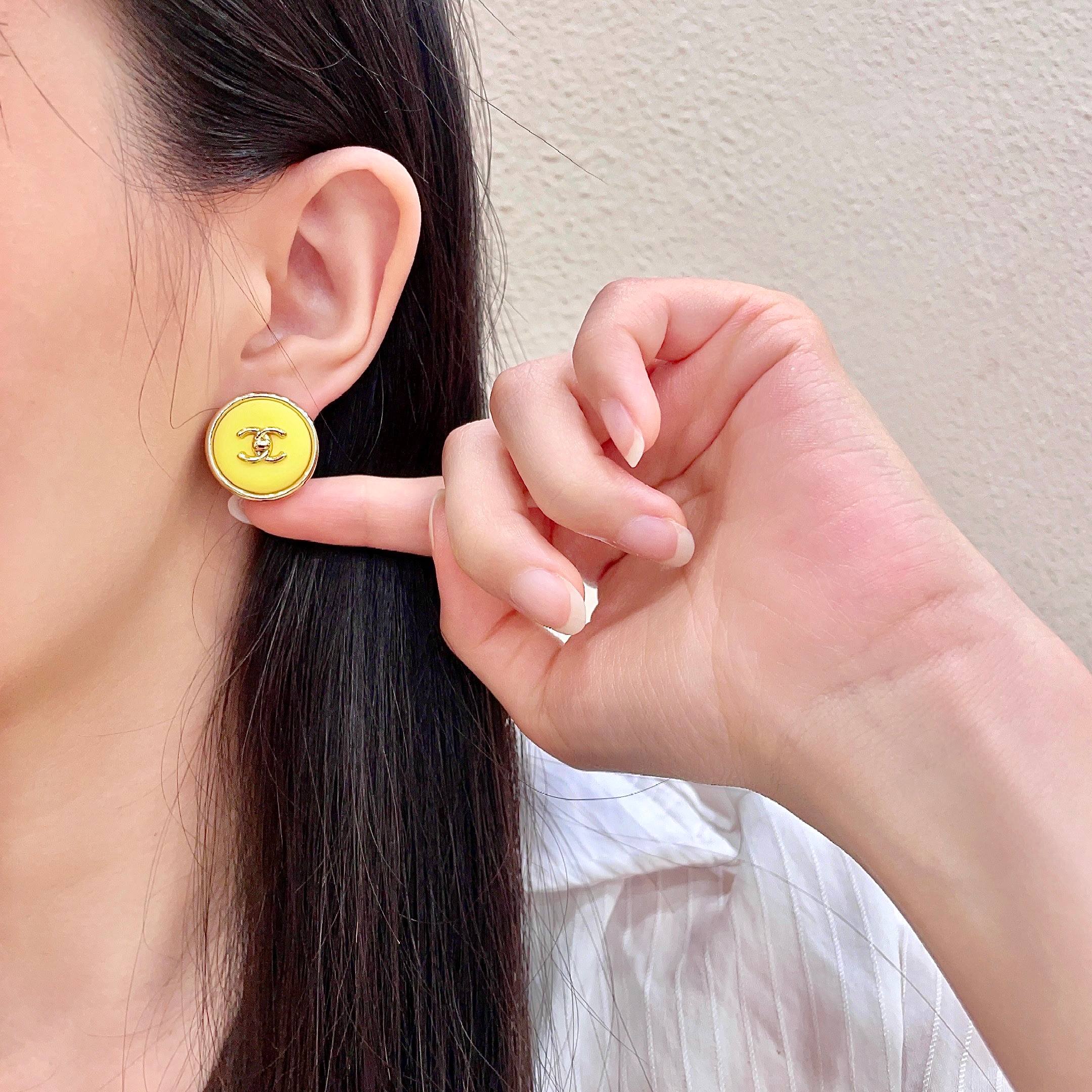 Chanel香奈儿 中古 双C耳钉👀小香家的款式真心无需多介绍😘🎶每一款都超好看，精致大方，非常显气质