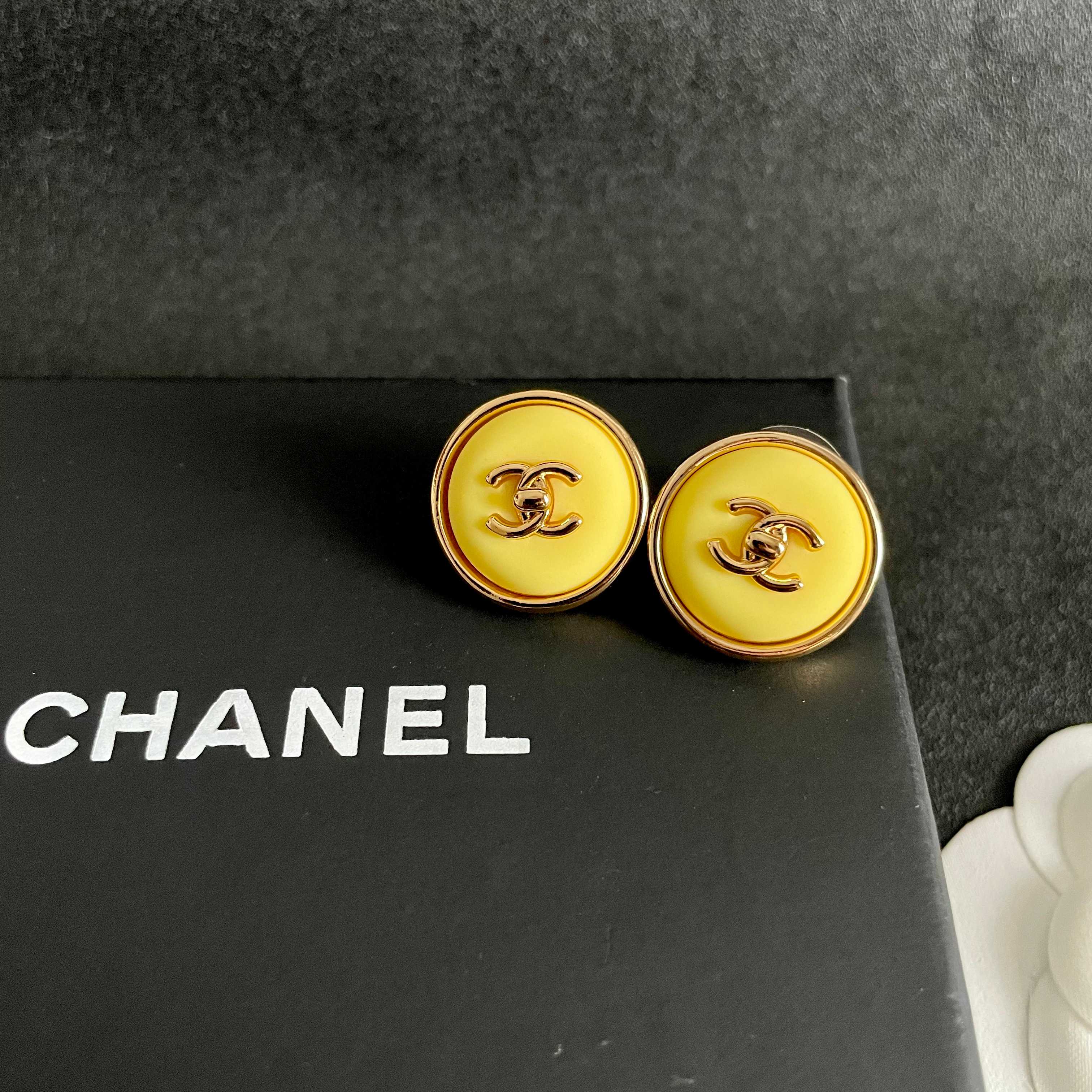Chanel香奈儿 中古 双C耳钉👀小香家的款式真心无需多介绍😘🎶每一款都超好看，精致大方，非常显气质