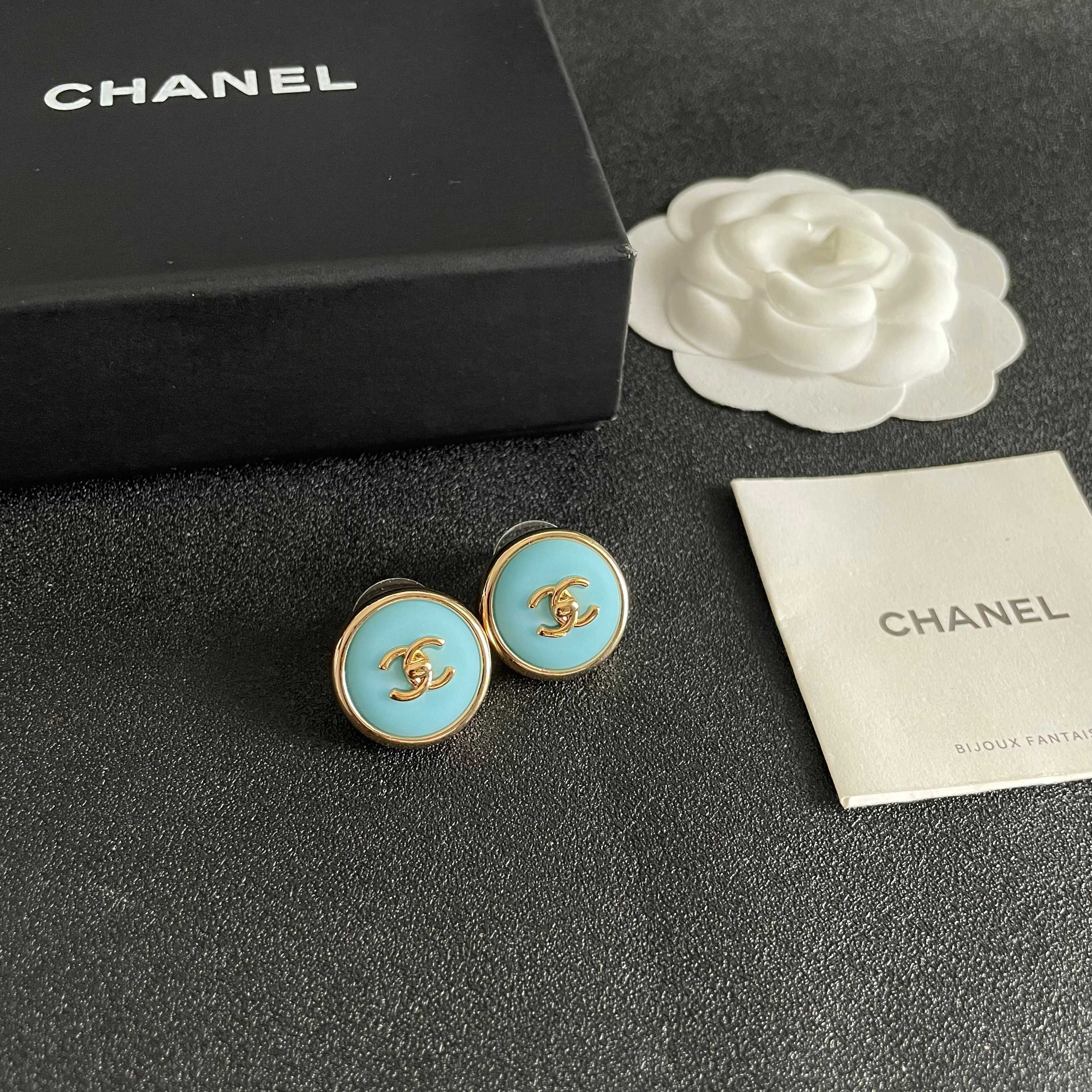 Chanel香奈儿 中古 双C耳钉👀小香家的款式真心无需多介绍😘🎶每一款都超好看，精致大方，非常显气质