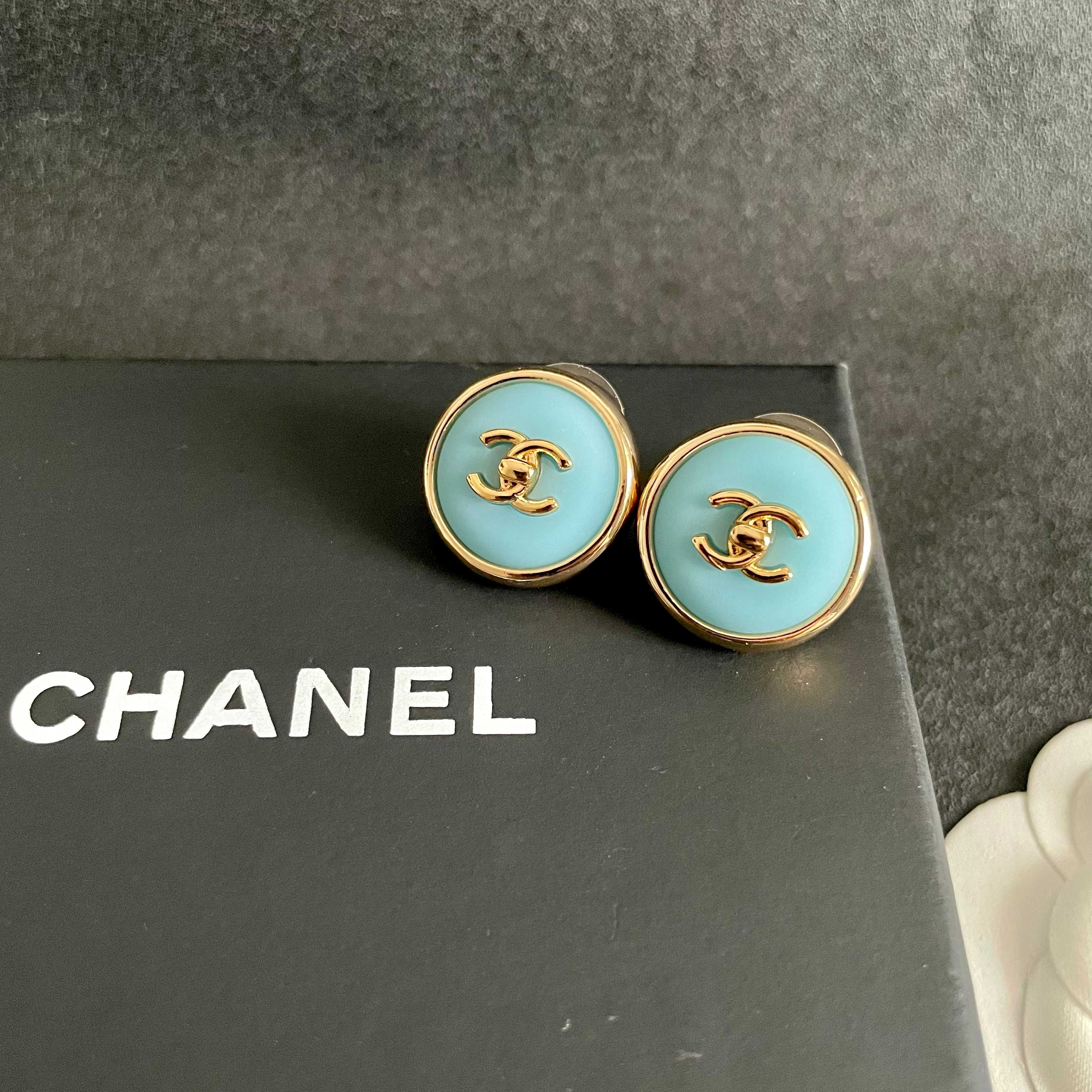 Chanel香奈儿 中古 双C耳钉👀小香家的款式真心无需多介绍😘🎶每一款都超好看，精致大方，非常显气质