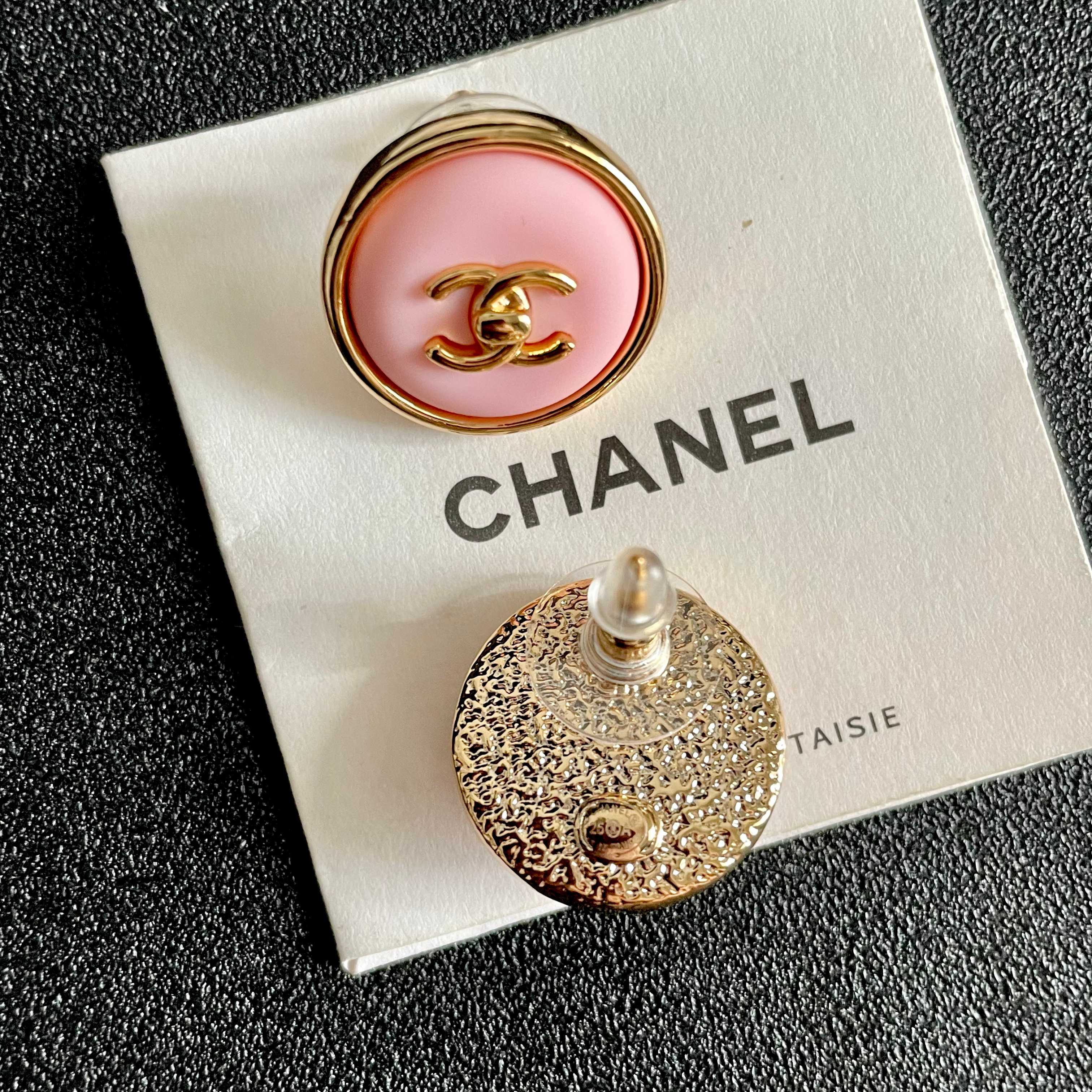 Chanel香奈儿 中古 双C耳钉👀小香家的款式真心无需多介绍😘🎶每一款都超好看，精致大方，非常显气质