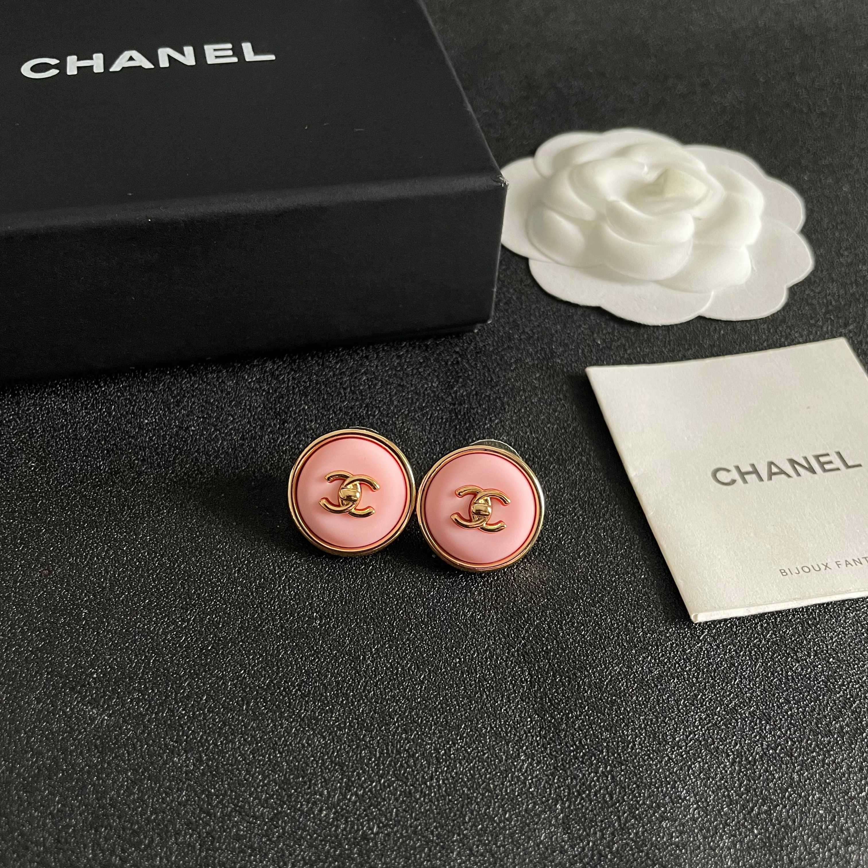 Chanel香奈儿 中古 双C耳钉👀小香家的款式真心无需多介绍😘🎶每一款都超好看，精致大方，非常显气质