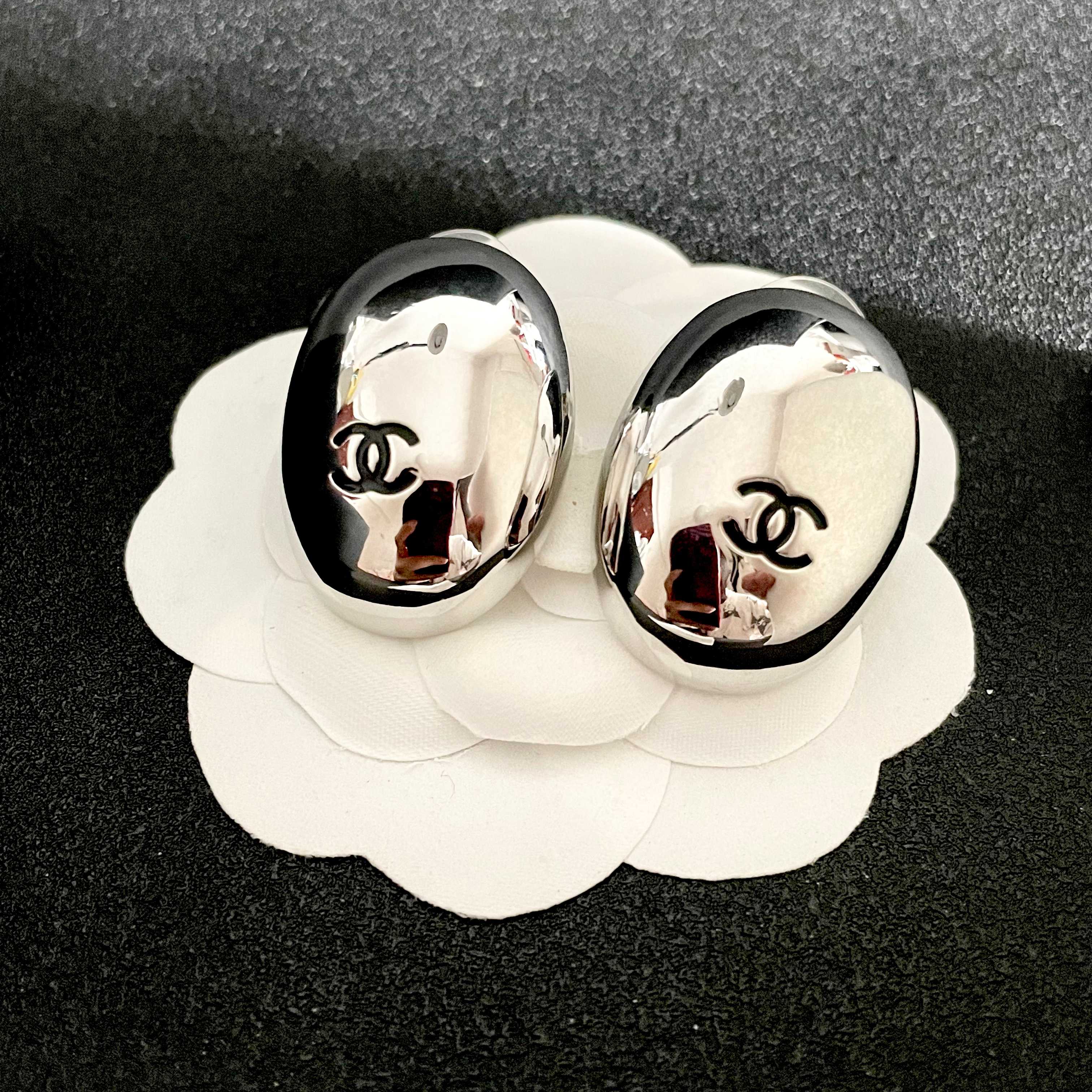 Chanel香奈儿 中古 双C耳钉👀小香家的款式真心无需多介绍😘🎶每一款都超好看，精致大方，非常显气质